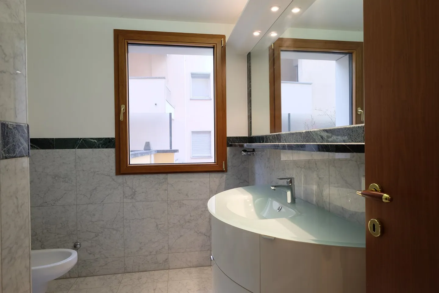 Appartement de location de haut standing, promenade de Lugano au 3ème étage - Photo 11 sur 24