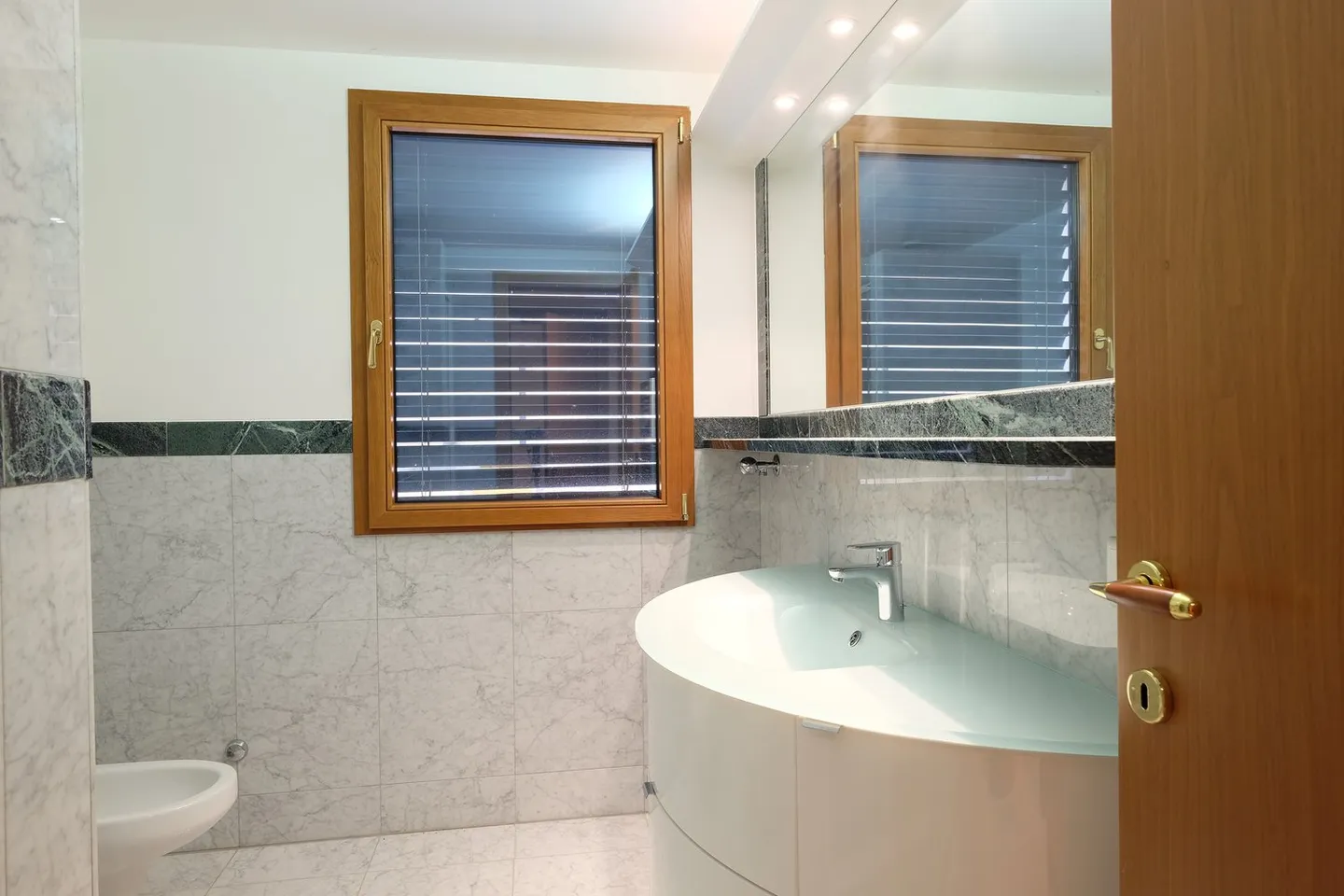 Appartement de location de haut standing, promenade de Lugano au 3ème étage - Photo 12 sur 24