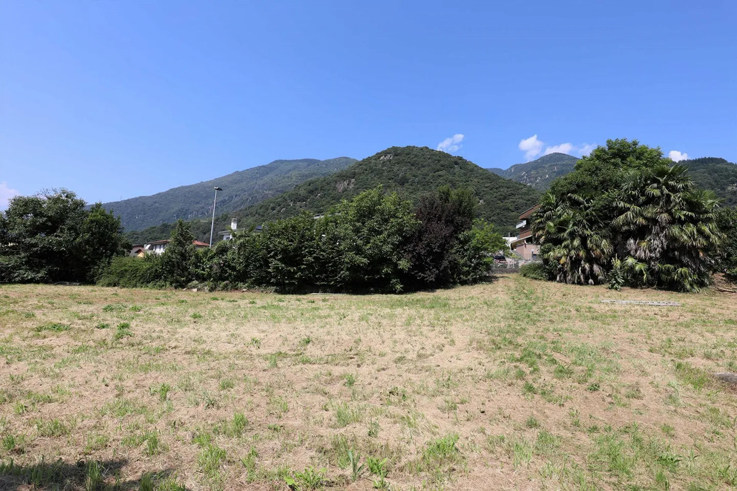 Terrain constructible à Bellinzone-Galbisio avec permis de construire approuvé - Photo 2 sur 15