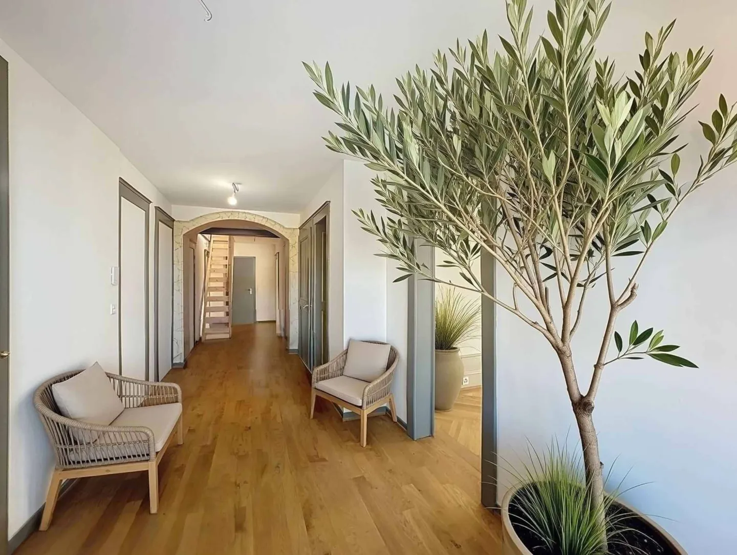 Top Floor - Spacious 3.5 rooms 99 m2 + attic in a renovated old building - Photo 4 of 10