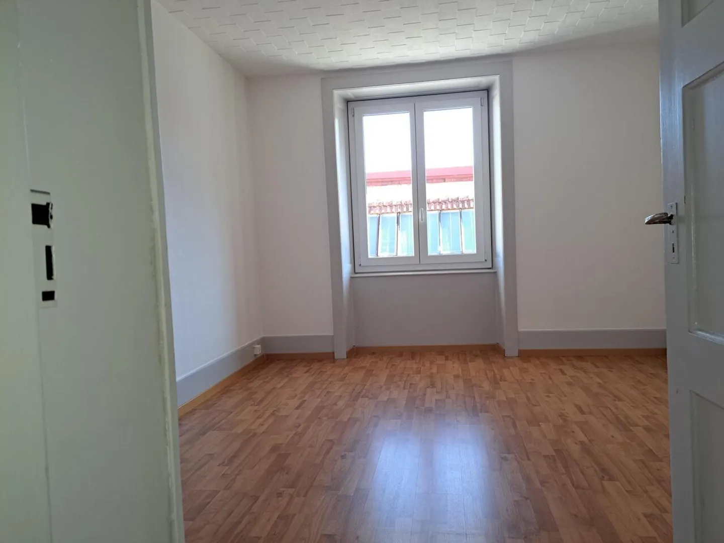 APPARTEMENT DE 3 PIECES AU REZ SUPERIEUR - Photo 4 sur 8