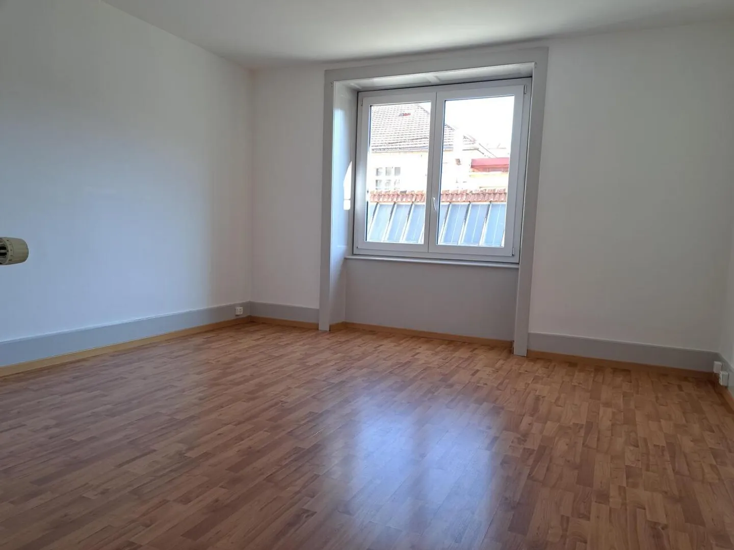APPARTEMENT DE 3 PIECES AU REZ SUPERIEUR - Photo 5 sur 8