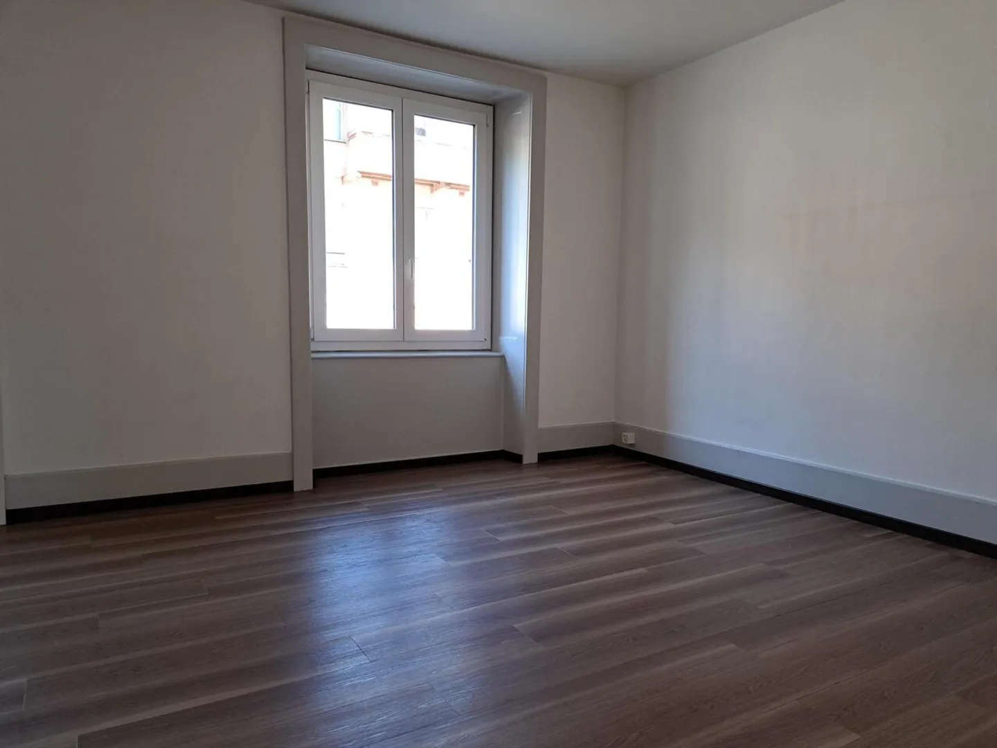 APPARTEMENT DE 3 PIECES AU REZ SUPERIEUR - Photo 3 sur 8