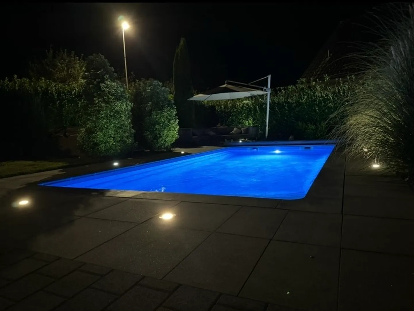 Casa unifamiliare lussuosa con piscina e tecnologia energetica moderna - Foto 2 di 14