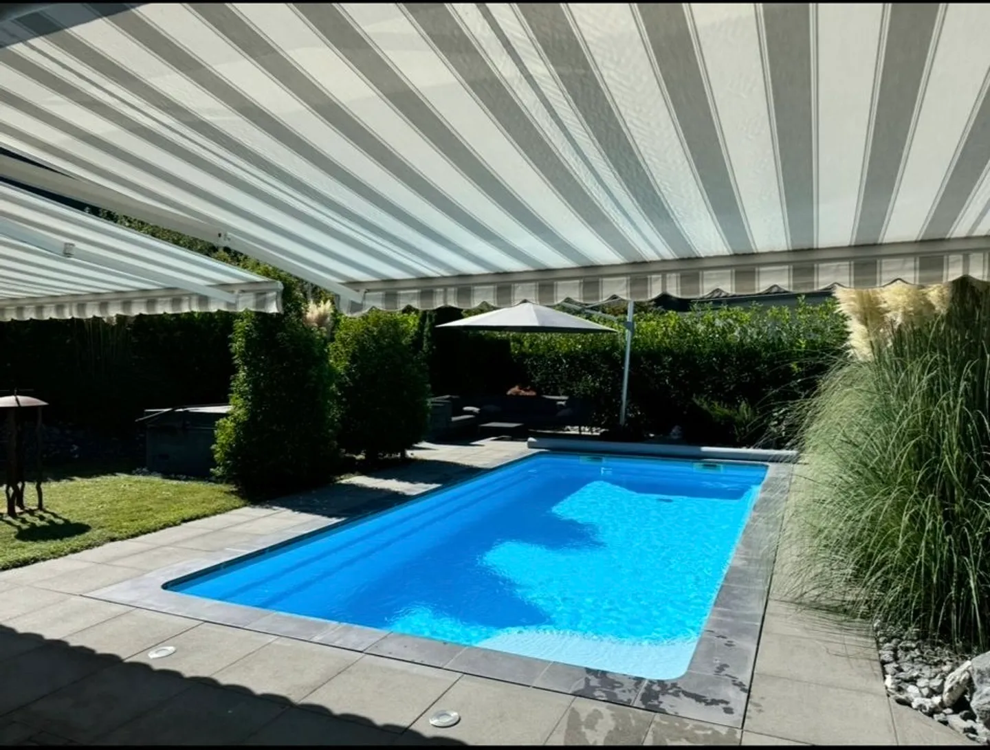 Casa unifamiliare lussuosa con piscina e tecnologia energetica moderna - Foto 3 di 14