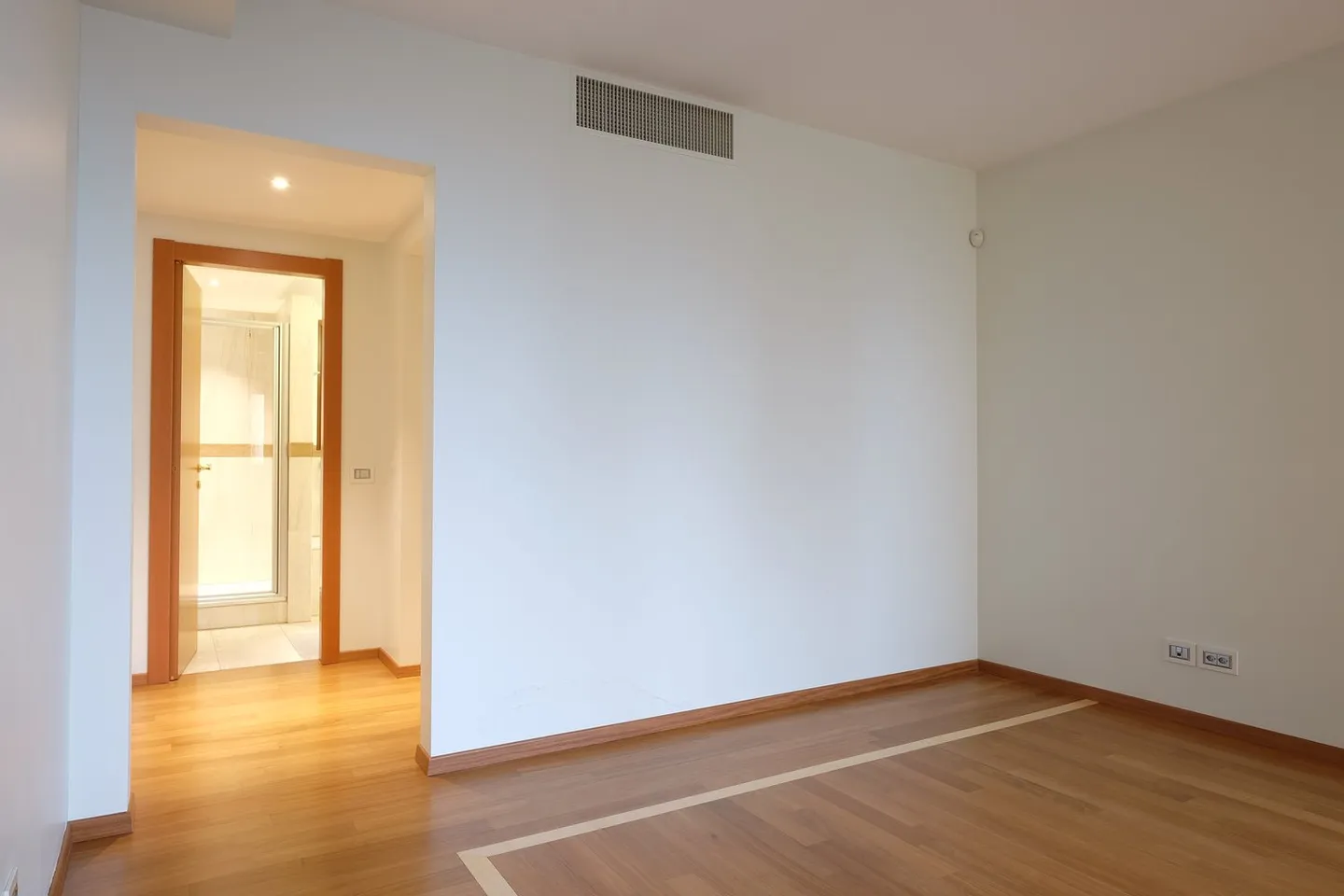 High Standard Rental Apartment, Lugano Promenade on the 3rd Floor - Photo 11 of 18