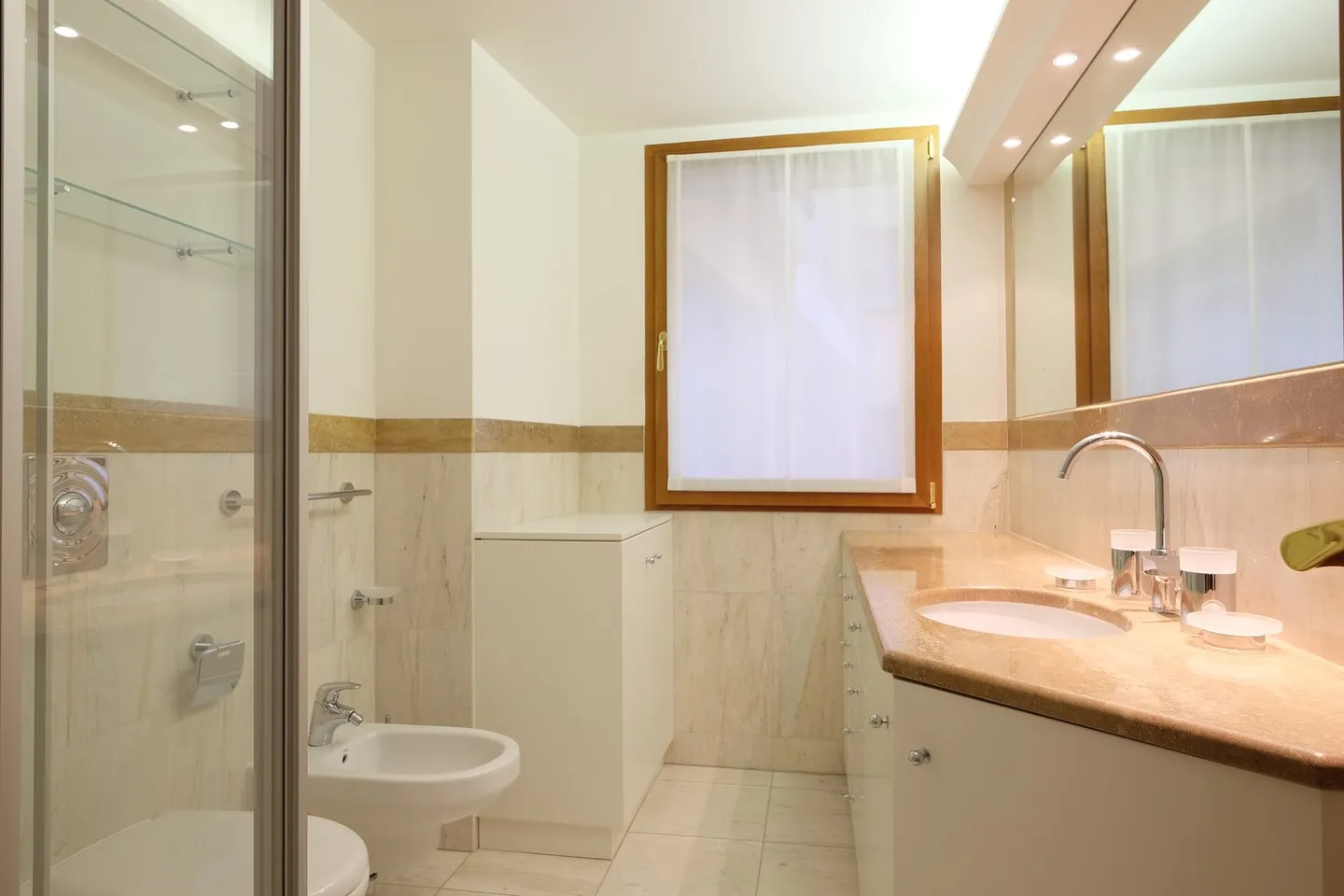 High Standard Rental Apartment, Lugano Promenade on the 3rd Floor - Photo 12 of 18