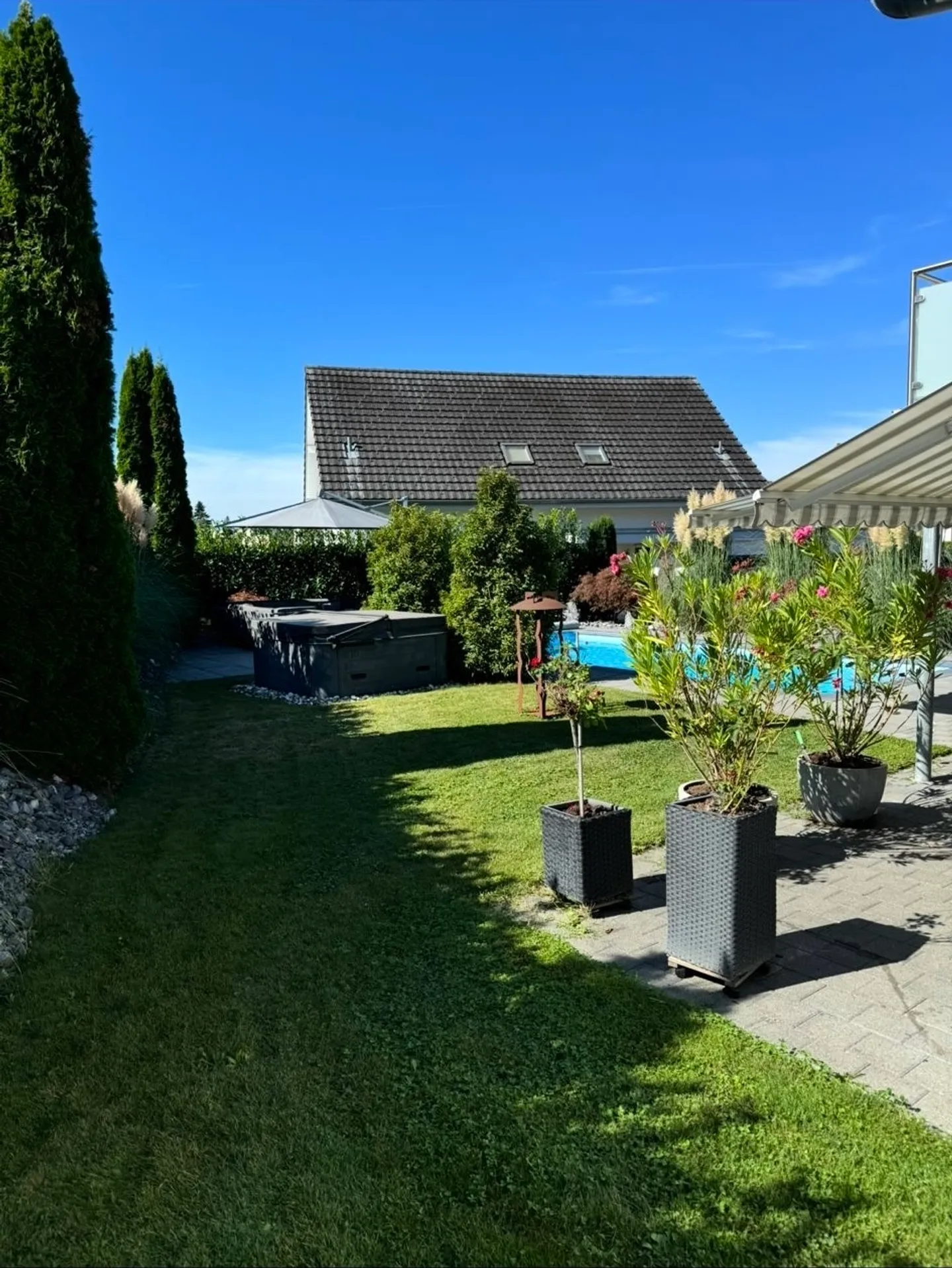 Casa unifamiliare lussuosa con piscina e tecnologia energetica moderna - Foto 7 di 14