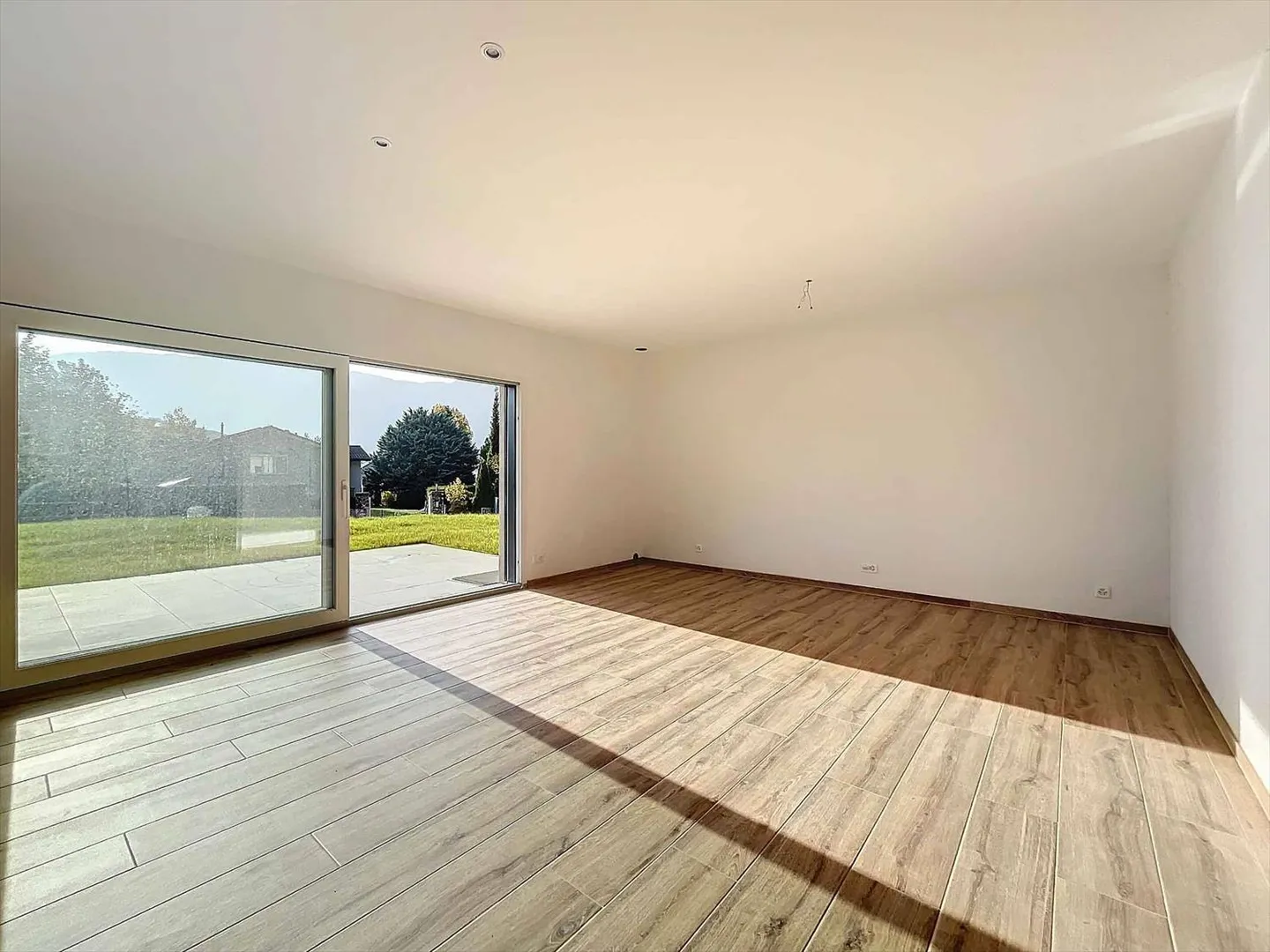 ULTIMA VILLA DISPONIBILE Villa bifamiliare di 5,5 stanze con giardino privato - Foto 2 di 11