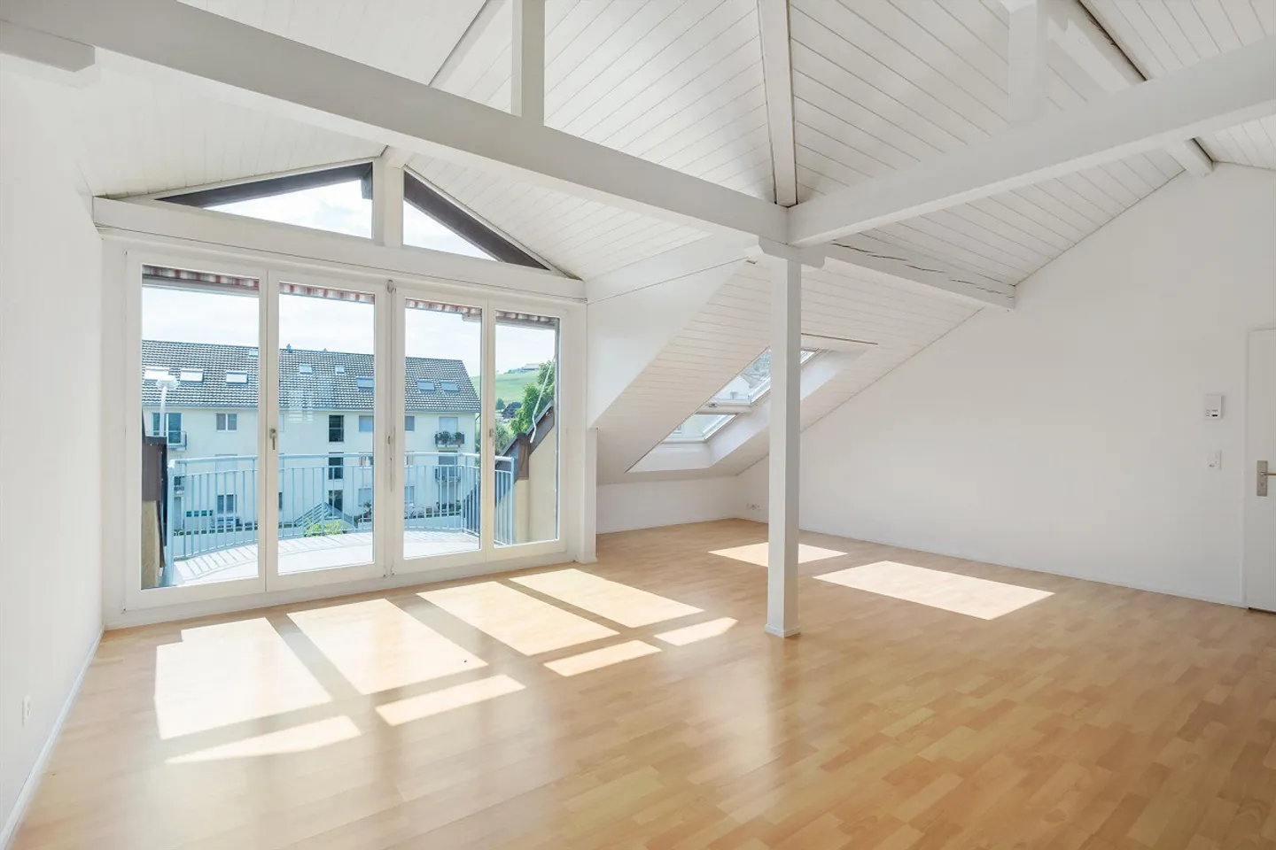 Appartement sous les combles avec charme et balcon - Photo 2 sur 6