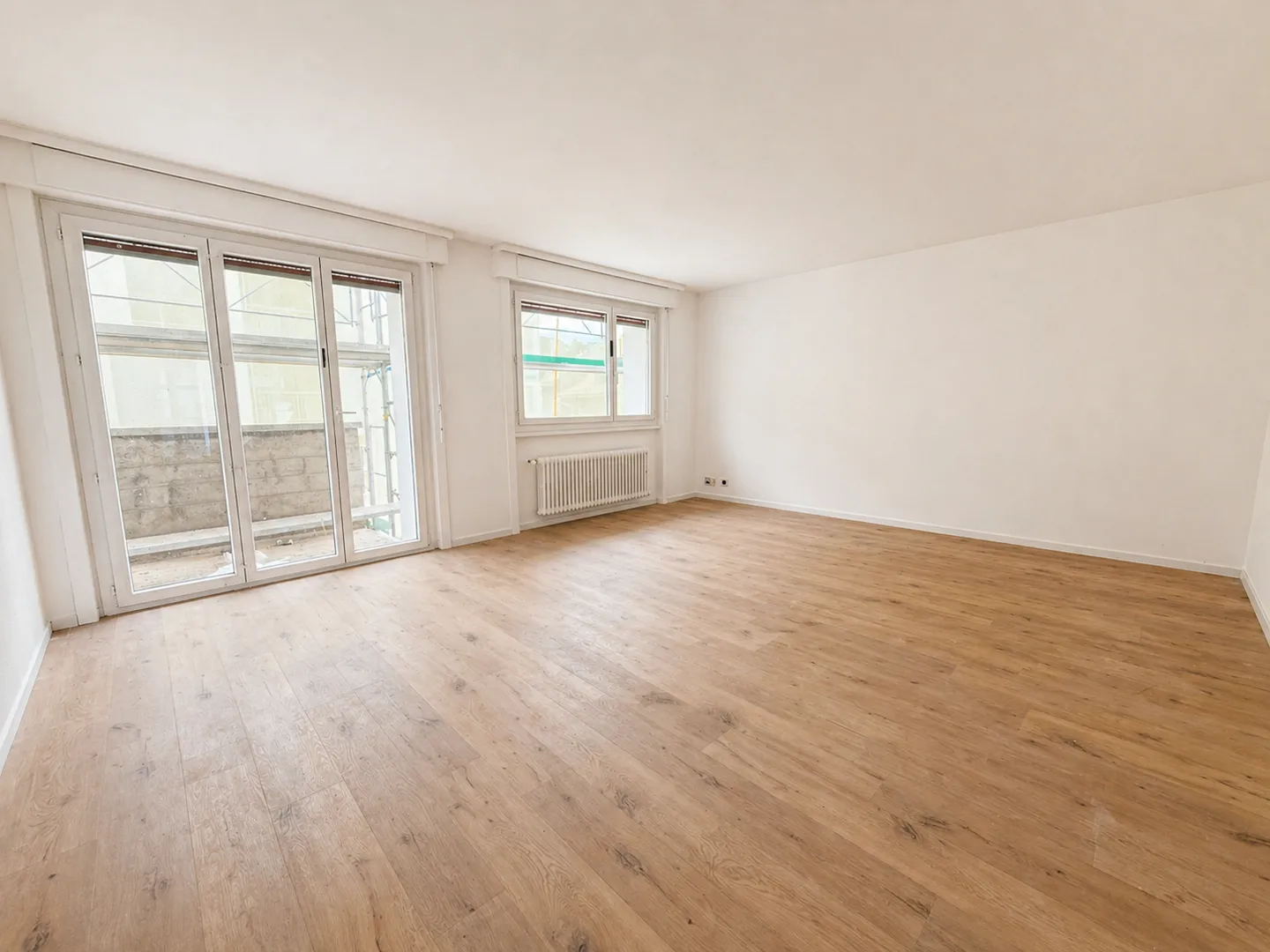 Spacious 3.5 room apartment renovated in the heart of Fribourg - Photo 2 of 4