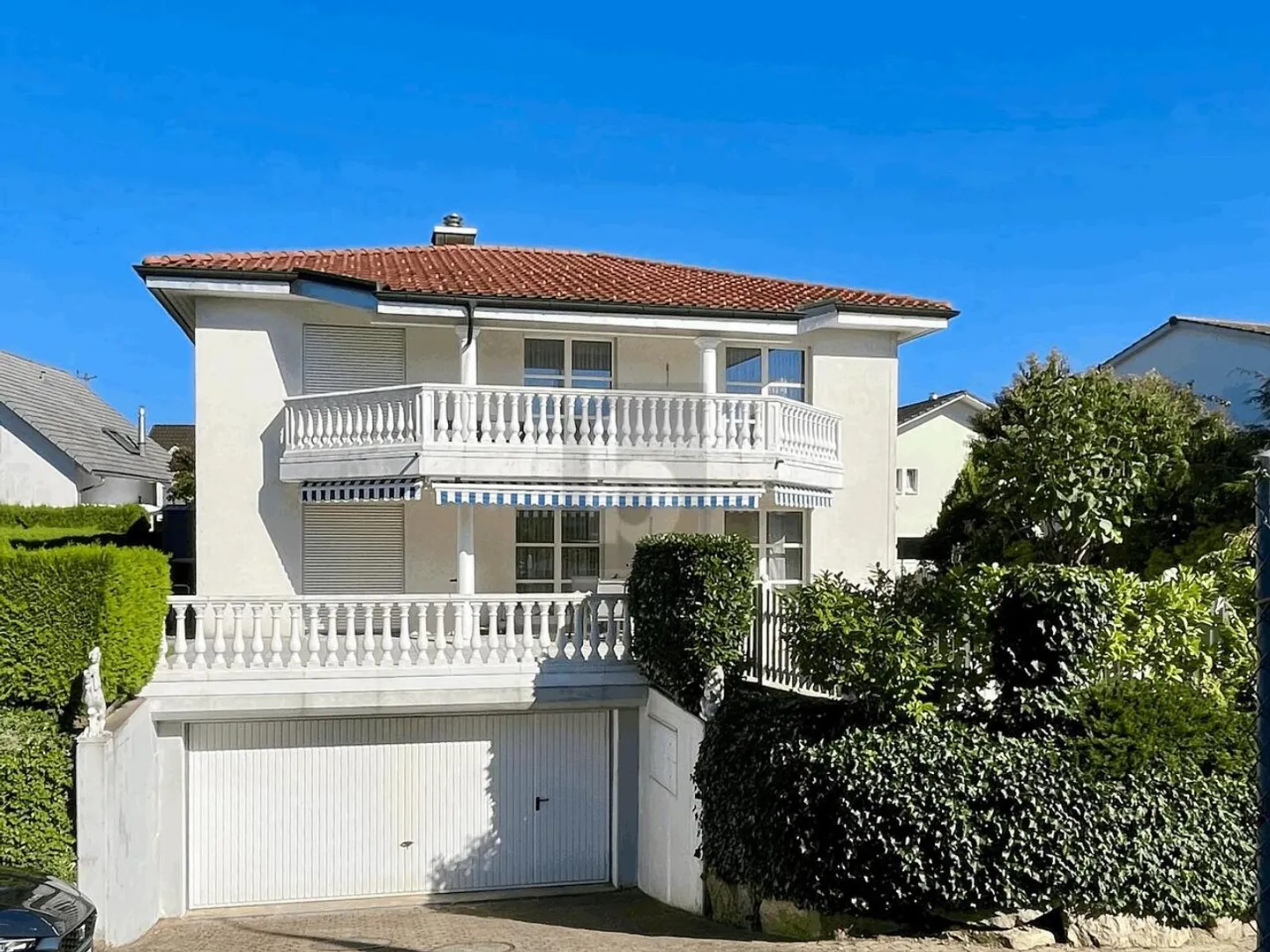 SUNNY LARGE GARDEN - Photo 1 of 6