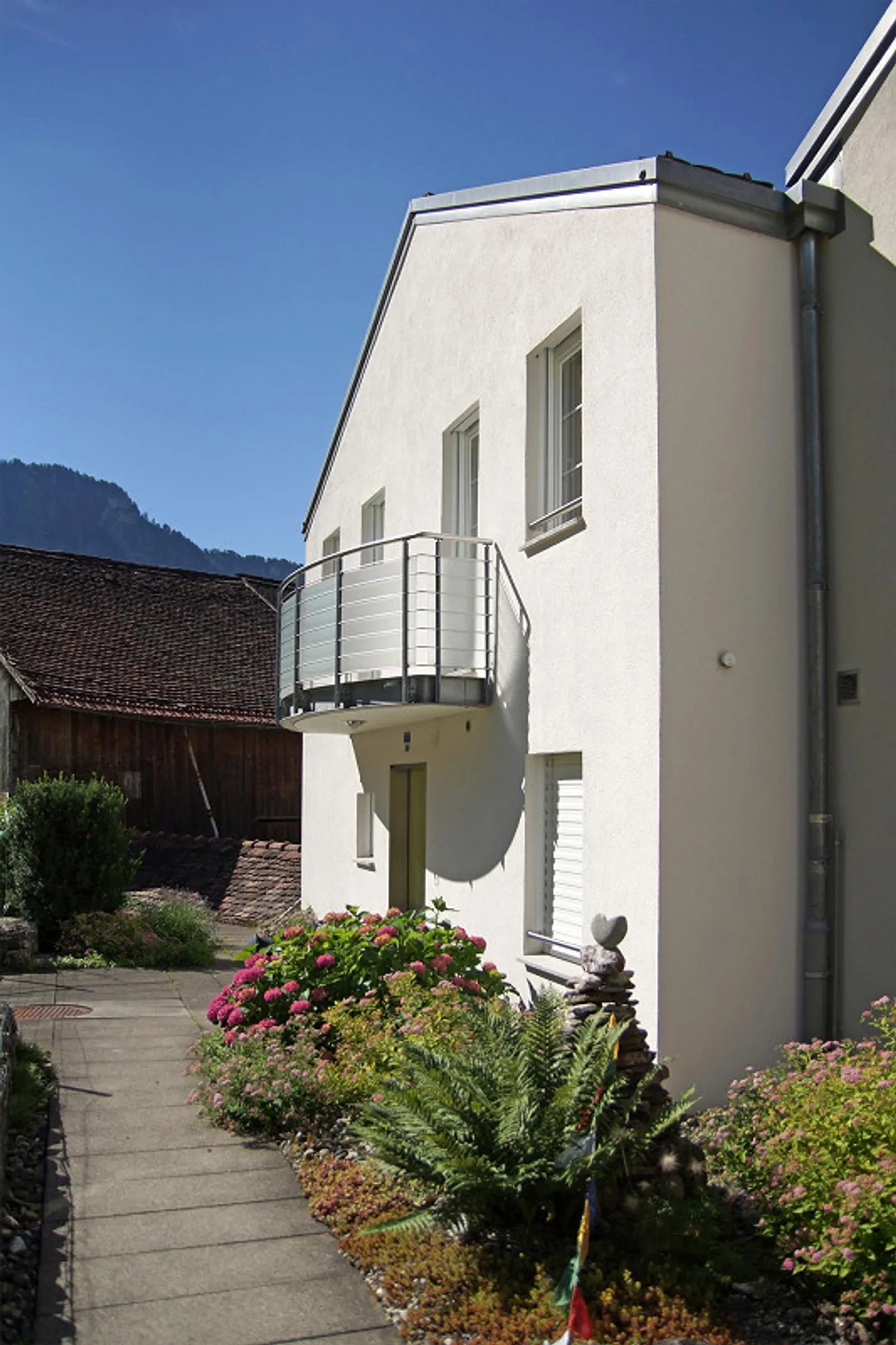 Spaziosa e moderna casa a schiera d'angolo di 7 1/2 locali - Foto 2 di 10