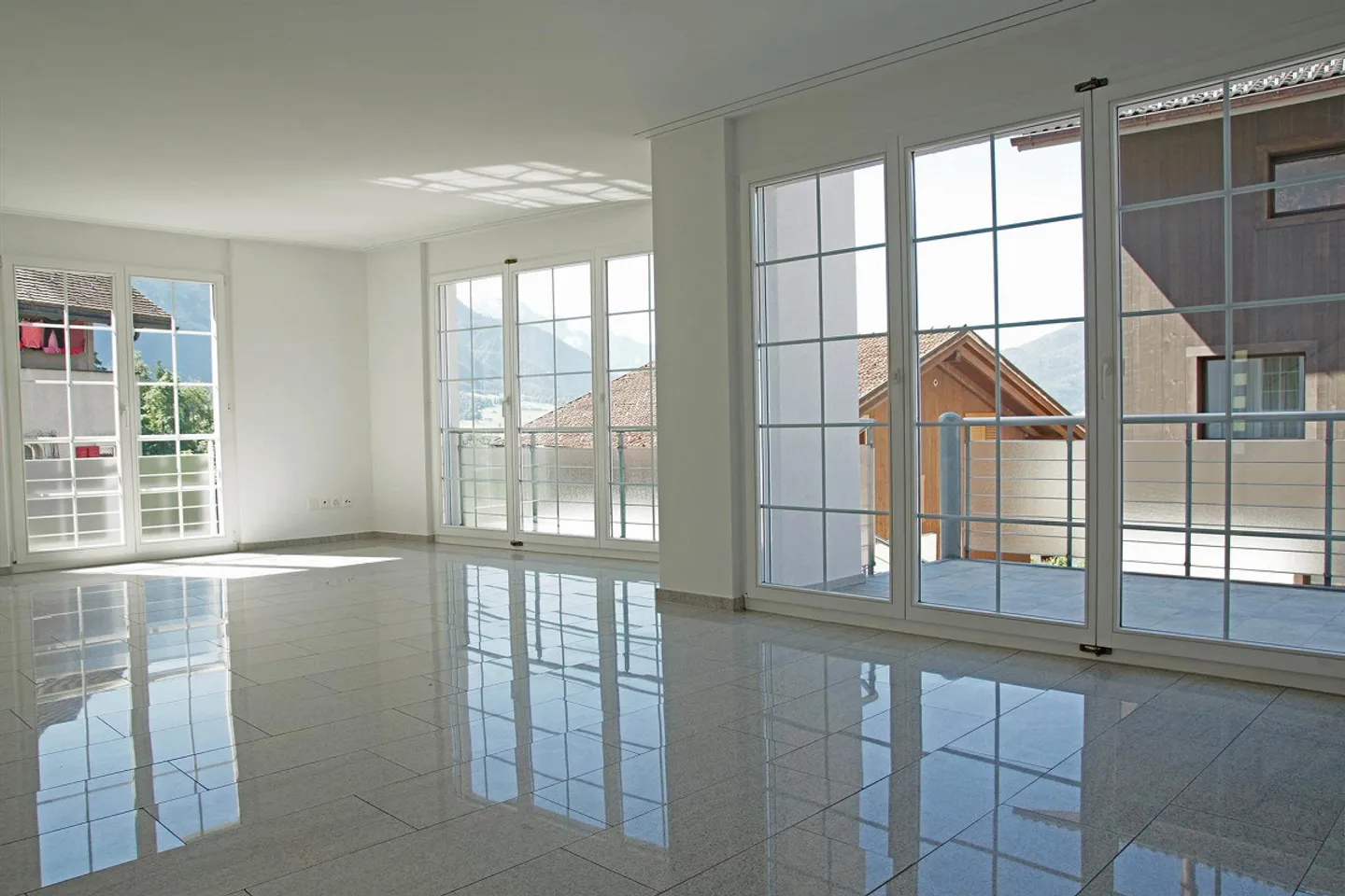 Spaziosa e moderna casa a schiera d'angolo di 7 1/2 locali - Foto 3 di 10