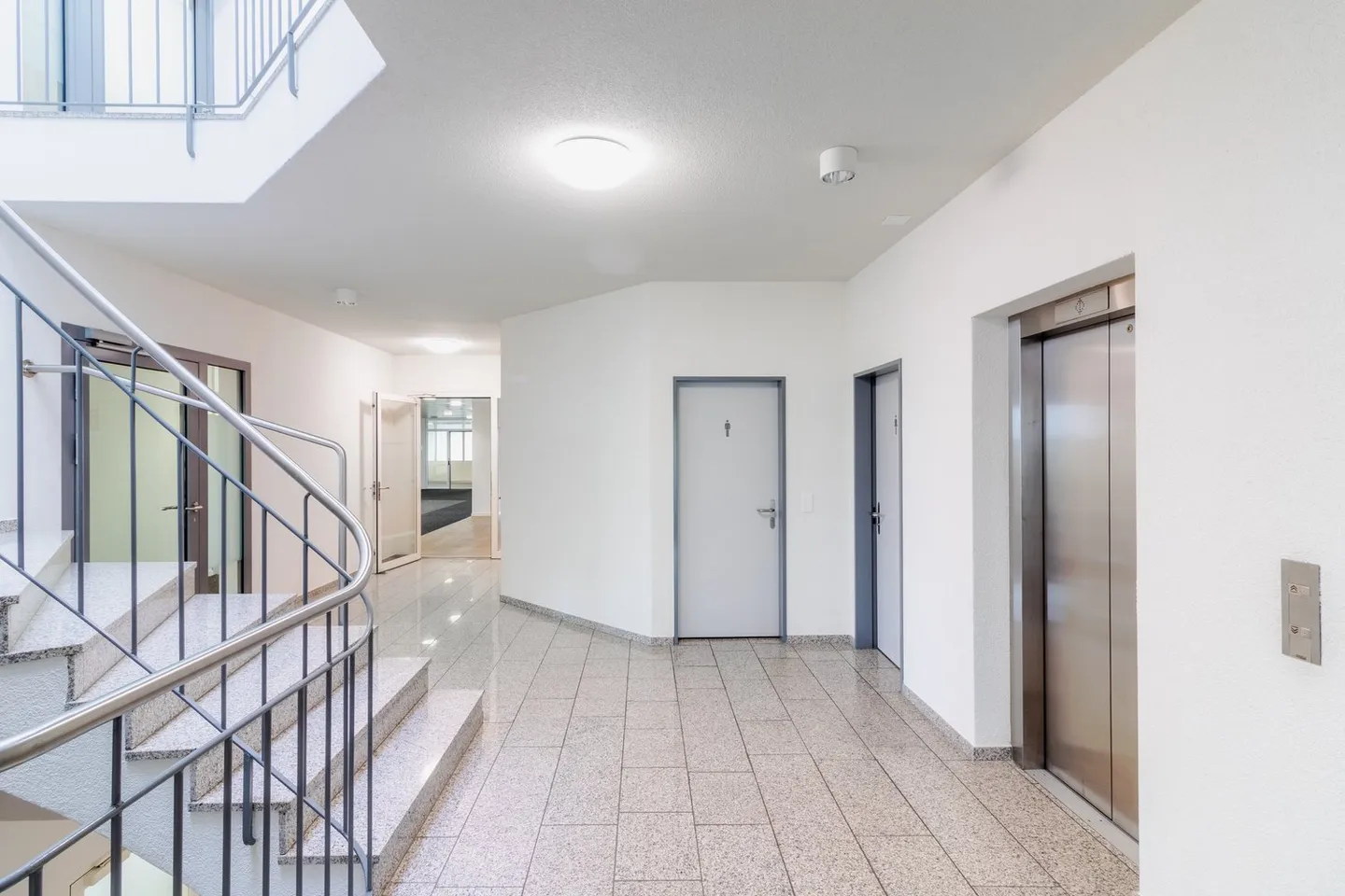 Uffici moderni a Risch-Rotkreuz con una splendida terrazza - Foto 1 di 9