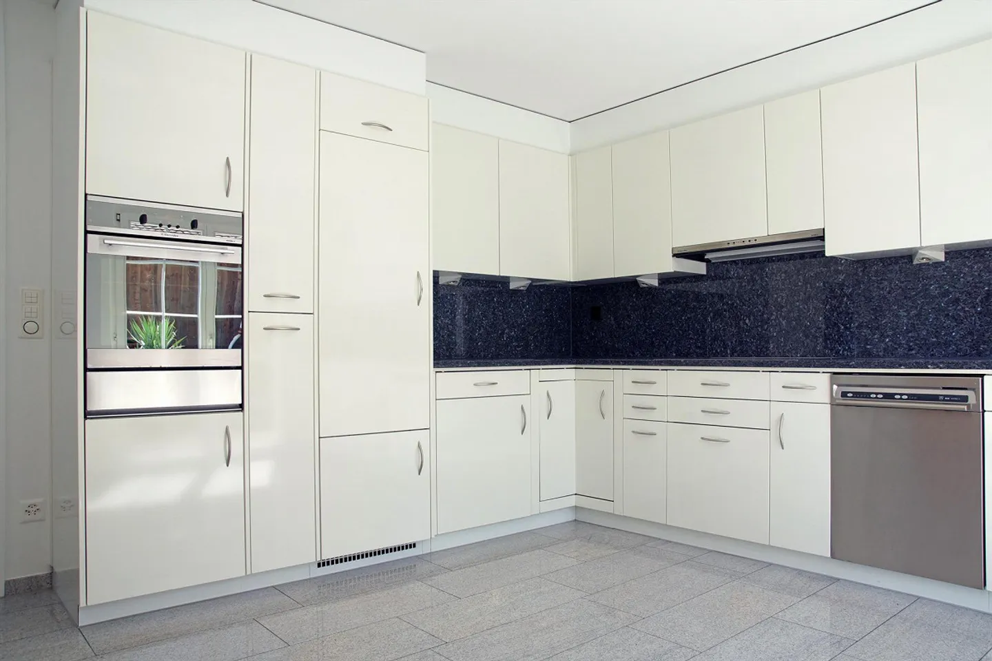 Spaziosa e moderna casa a schiera d'angolo di 7 1/2 locali - Foto 4 di 10