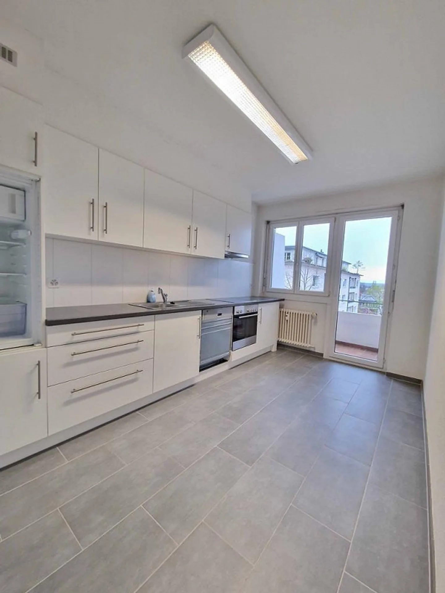 Spacious 3-room apartment near Neubad tram station - Photo 2 of 7