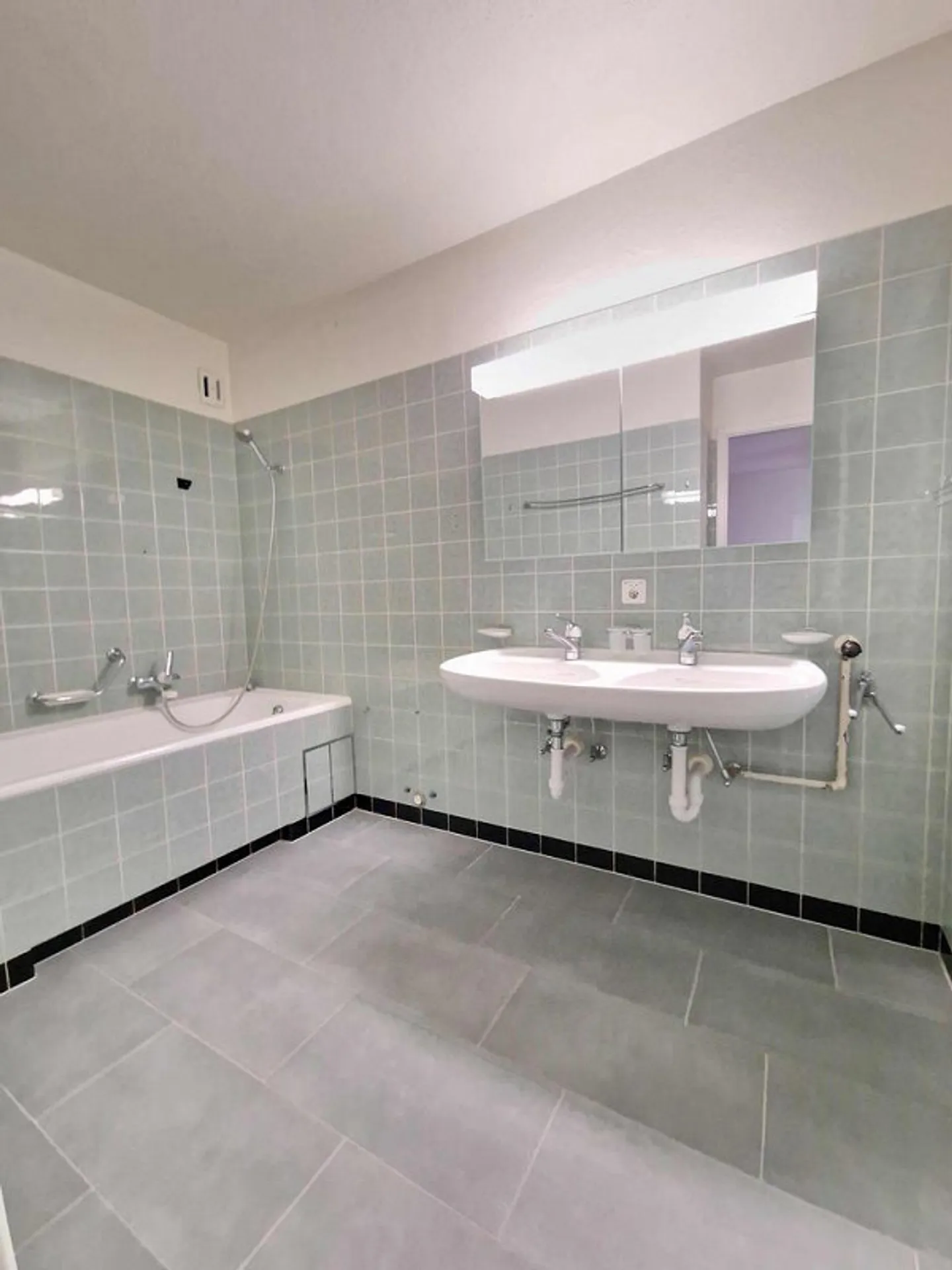 Spacious 3-room apartment near Neubad tram station - Photo 3 of 7