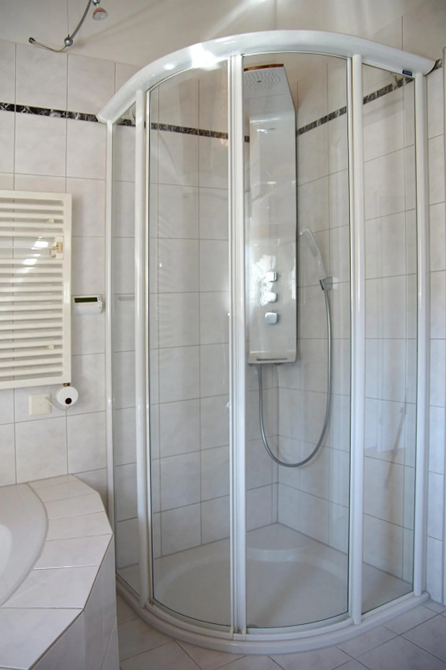 Spaziosa e moderna casa a schiera d'angolo di 7 1/2 locali - Foto 9 di 10