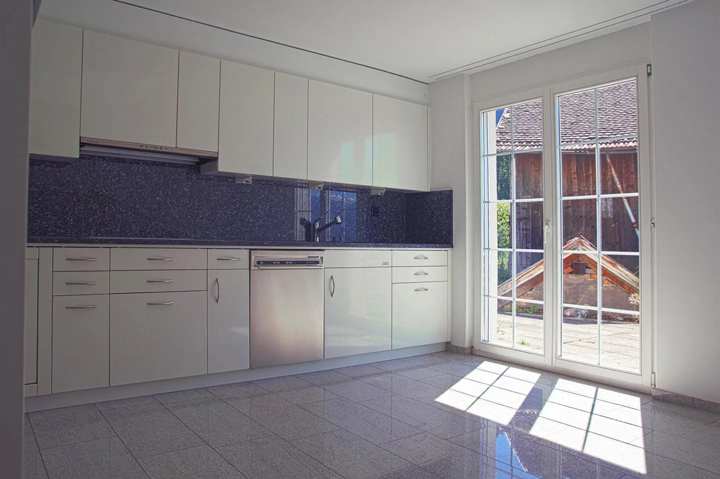Spaziosa e moderna casa a schiera d'angolo di 7 1/2 locali - Foto 5 di 10