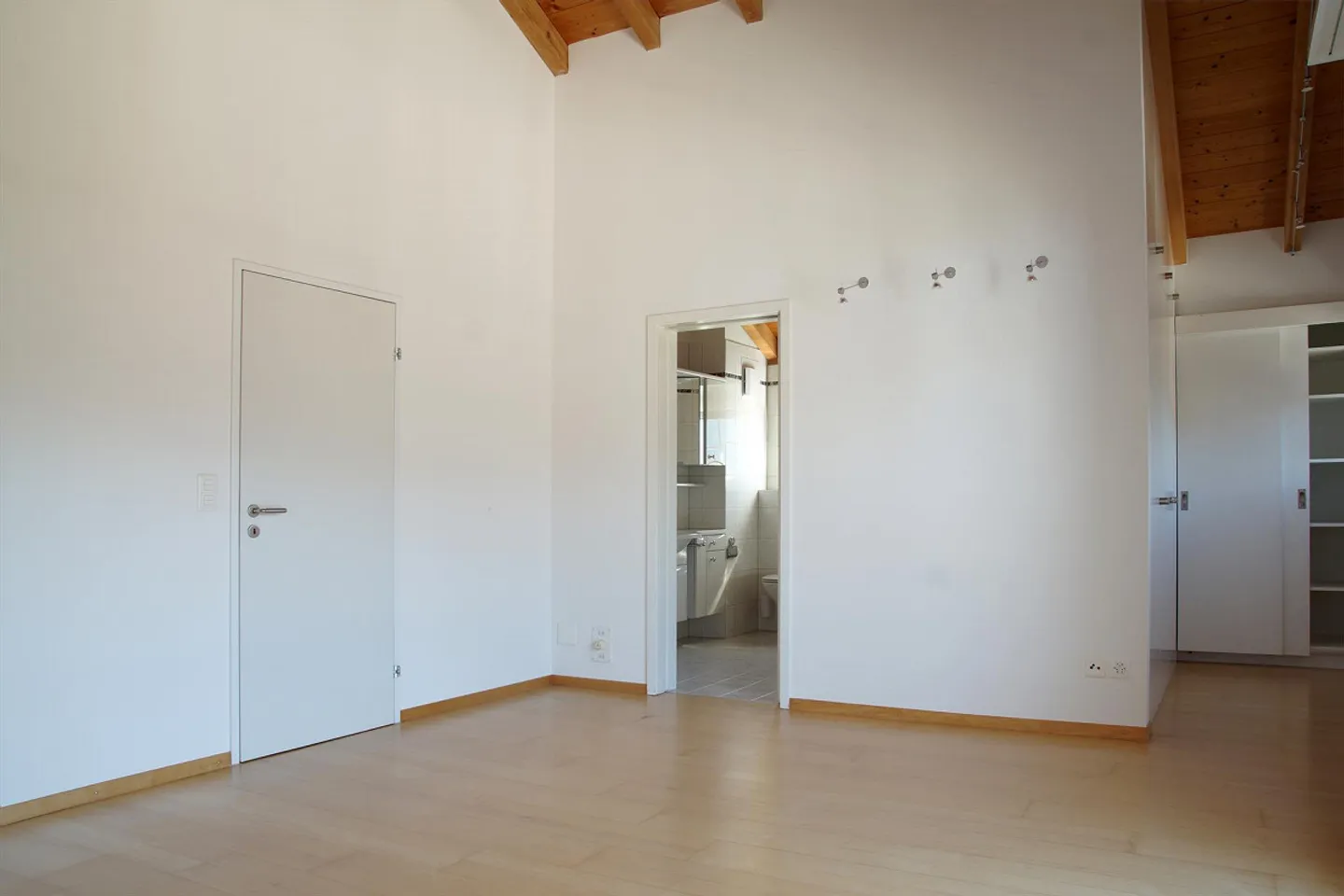 Spaziosa e moderna casa a schiera d'angolo di 7 1/2 locali - Foto 6 di 10