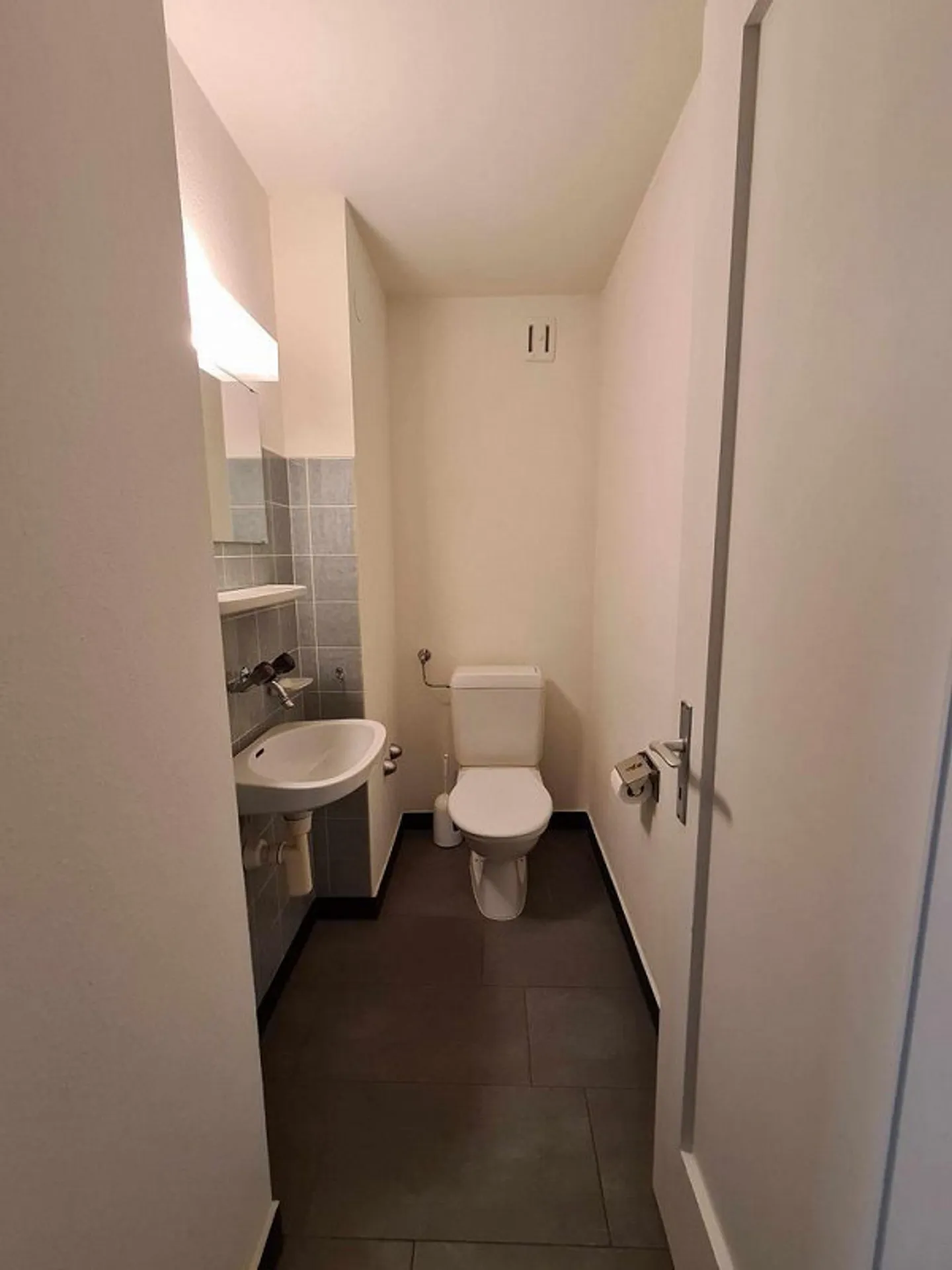 Spacious 3-room apartment near Neubad tram station - Photo 4 of 7