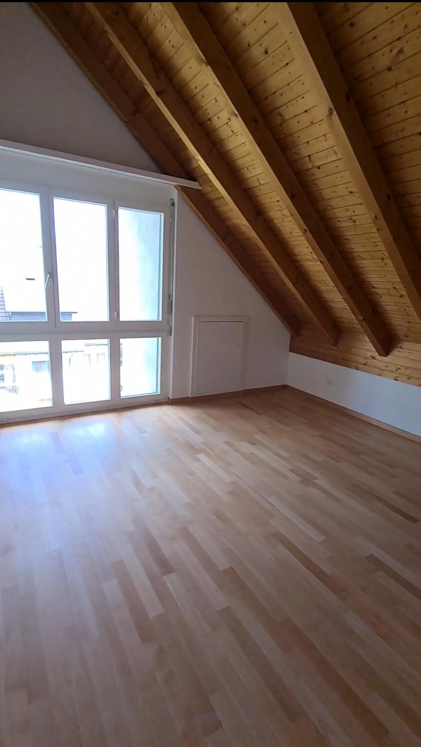 Grosszügige und ruhig gelegene 5.5-Zimmer-Maisonettewohnung zu vermieten - Photo 3 of 6