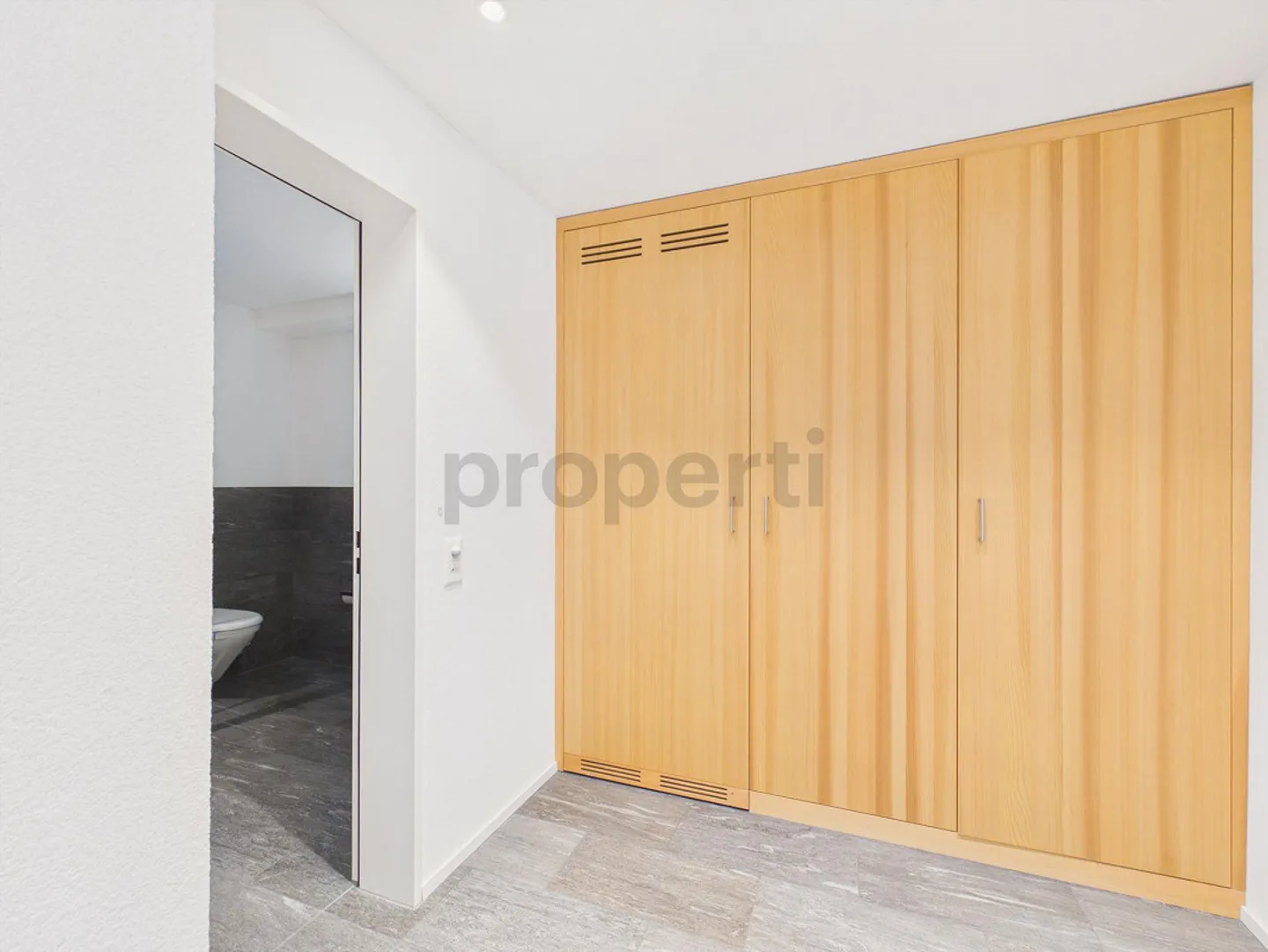 Modern 2.5-room apartment with large balcony in Rabius - Photo 10 of 13