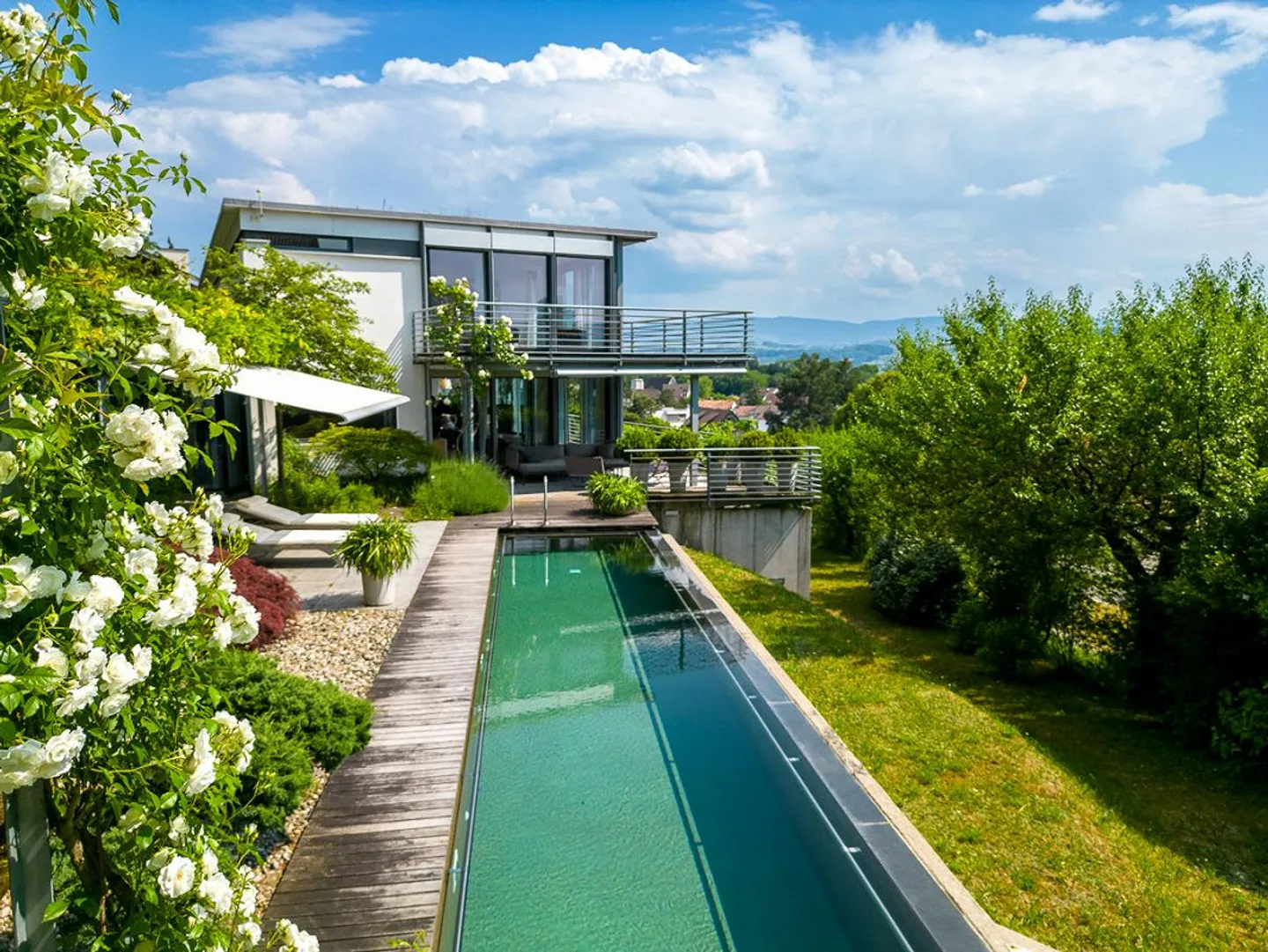 Casa unifamiliare moderna con piscina a sfioro - Foto 1 di 10