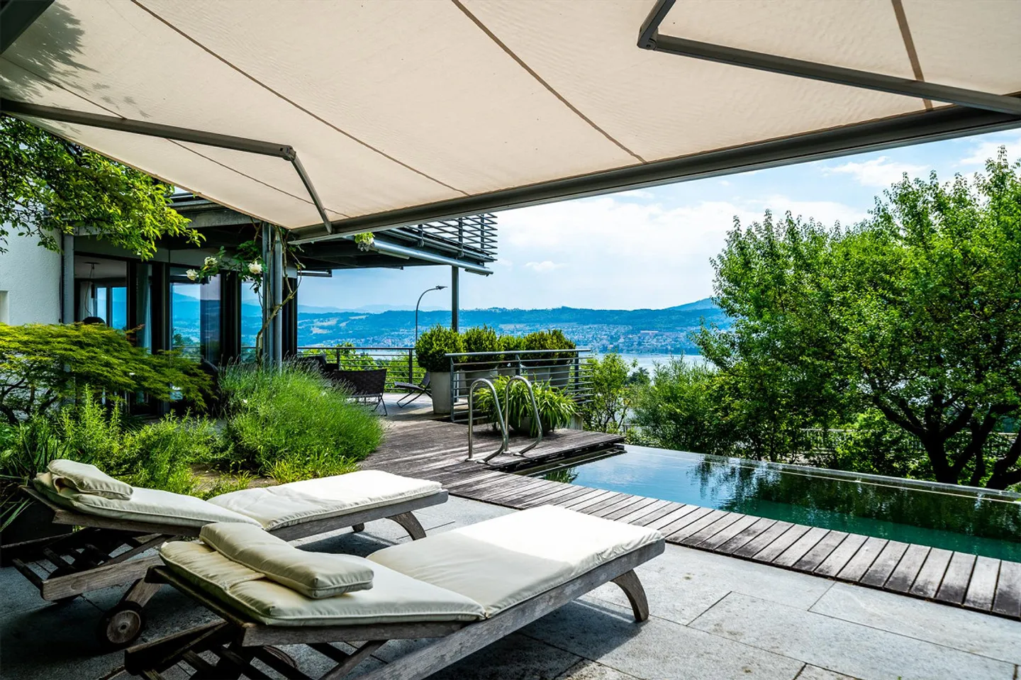 Casa unifamiliare moderna con piscina a sfioro - Foto 2 di 10