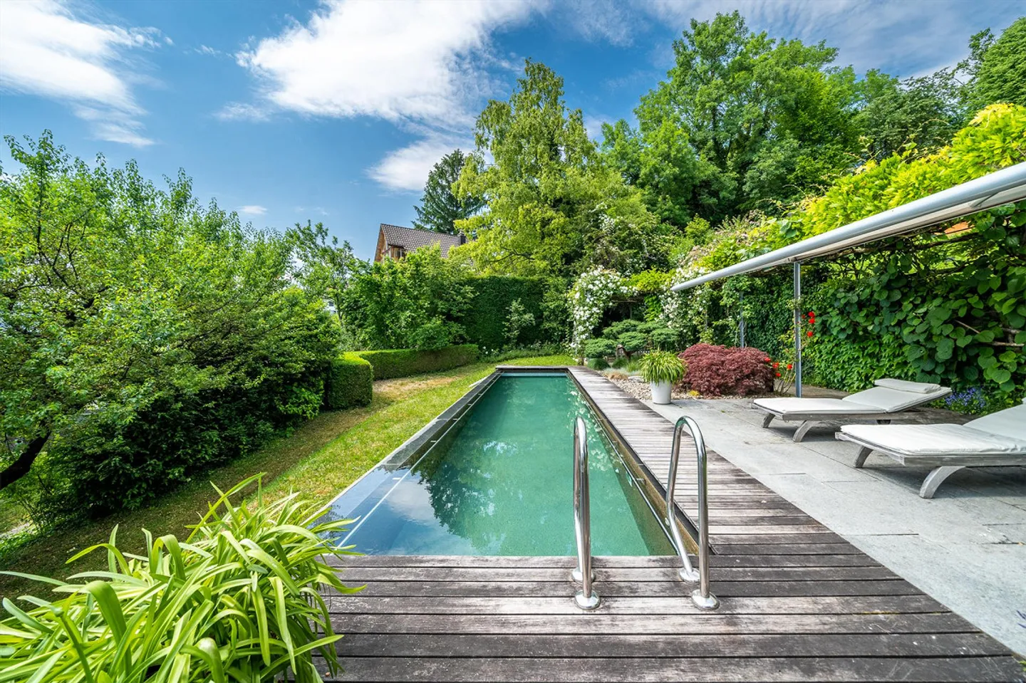 Casa unifamiliare moderna con piscina a sfioro - Foto 3 di 10