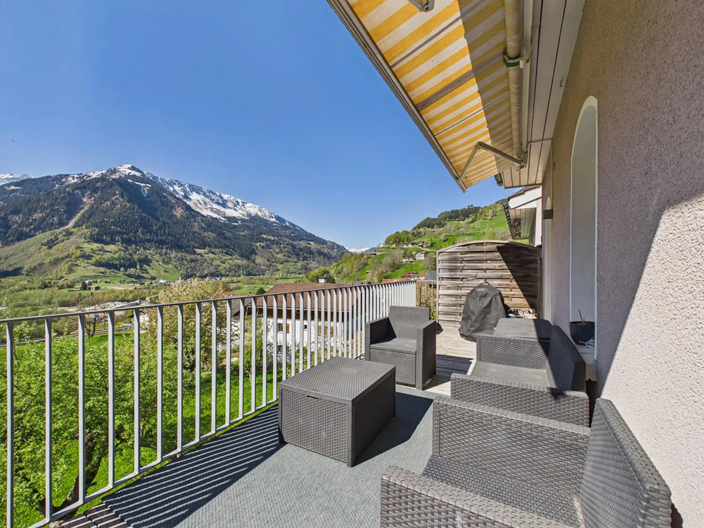 Modern 2.5-room apartment with large balcony in Rabius - Photo 11 of 13