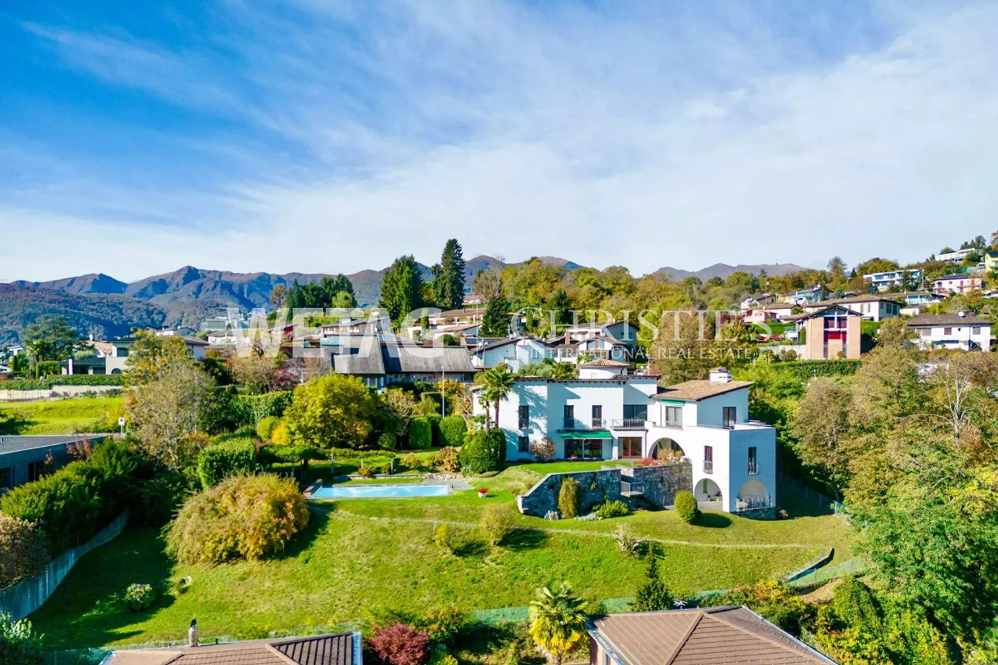 Representative villa in Lugano-Comano for sale, with outdoor pool & magnificent view of Lake Lugano - Photo 2 of 13