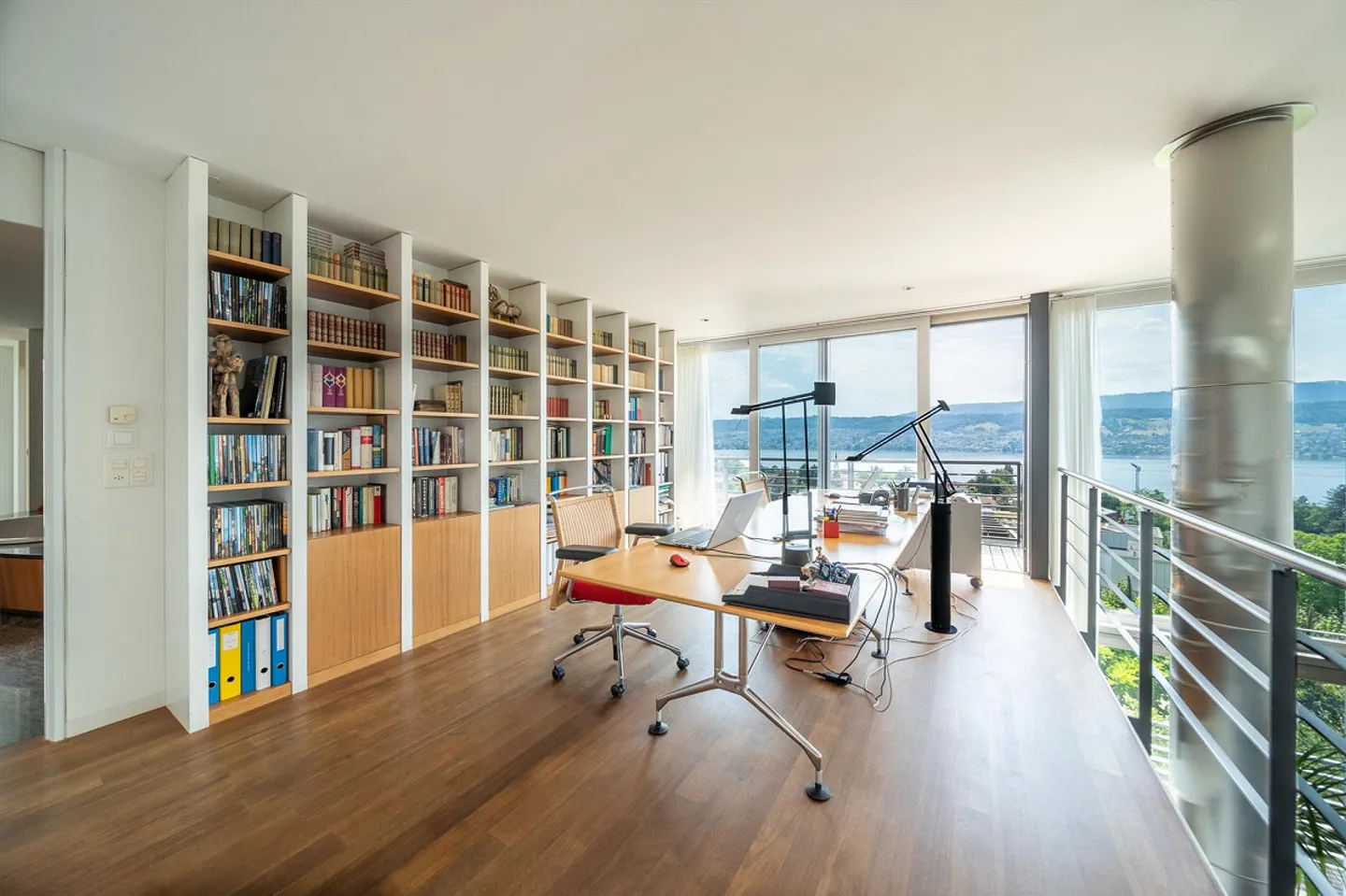 Casa unifamiliare moderna con piscina a sfioro - Foto 8 di 10