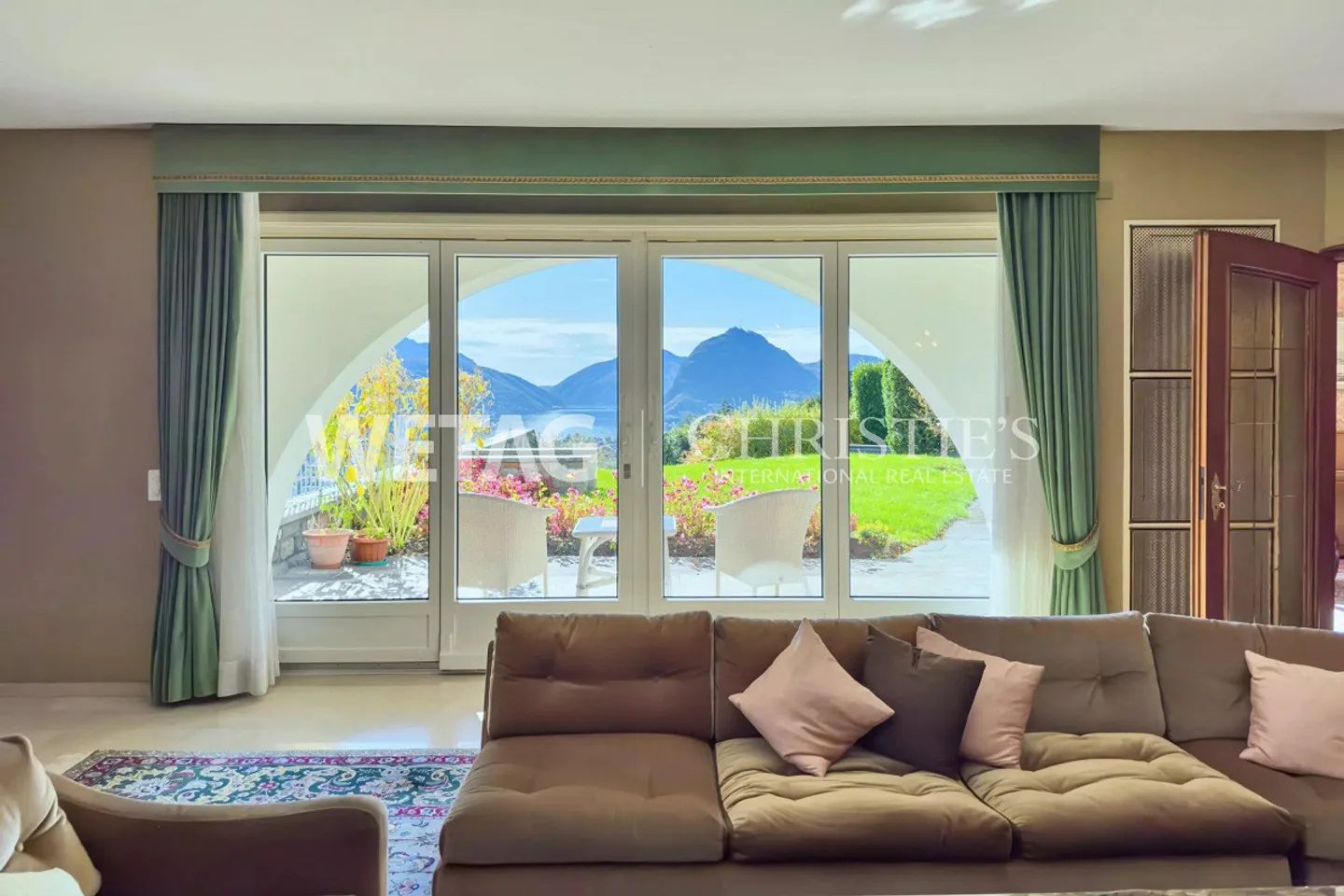 Representative villa in Lugano-Comano for sale, with outdoor pool & magnificent view of Lake Lugano - Photo 3 of 13