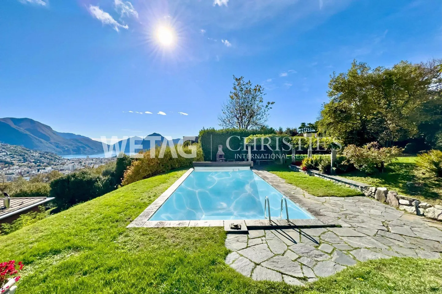 Representative villa in Lugano-Comano for sale, with outdoor pool & magnificent view of Lake Lugano - Photo 6 of 13