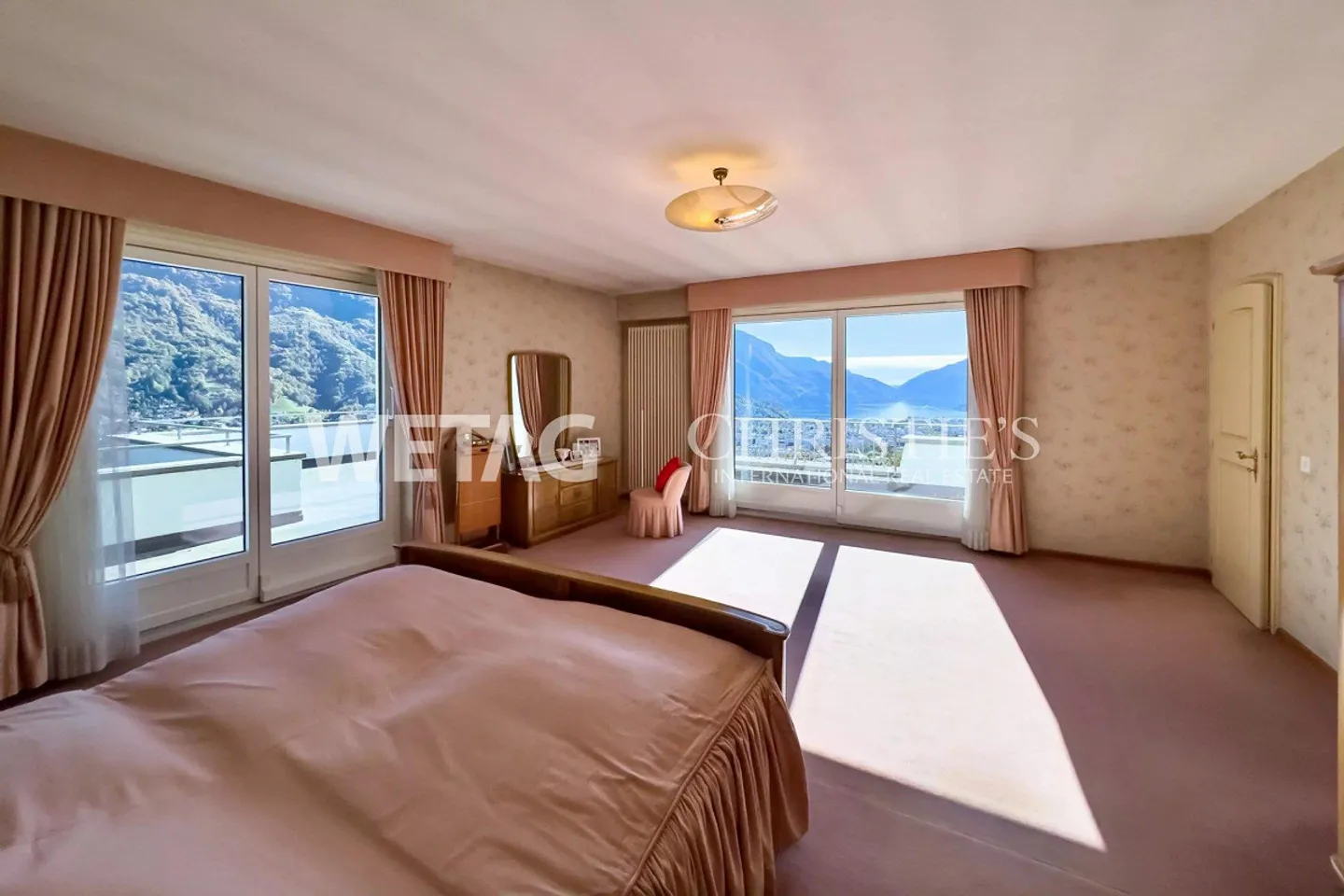 Representative villa in Lugano-Comano for sale, with outdoor pool & magnificent view of Lake Lugano - Photo 7 of 13