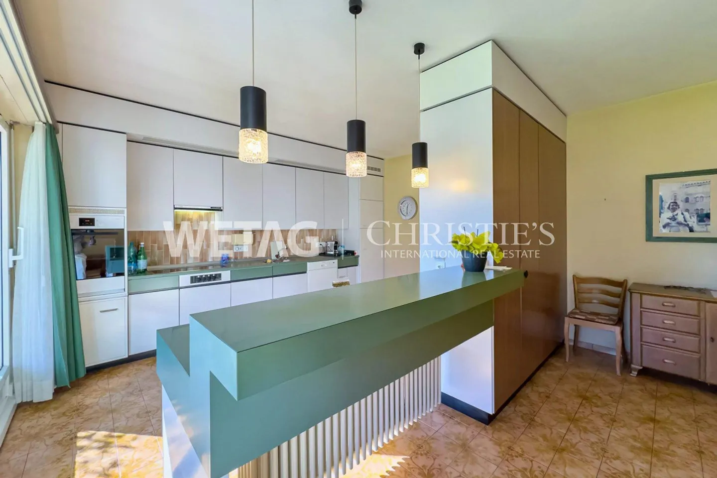 Representative villa in Lugano-Comano for sale, with outdoor pool & magnificent view of Lake Lugano - Photo 8 of 13