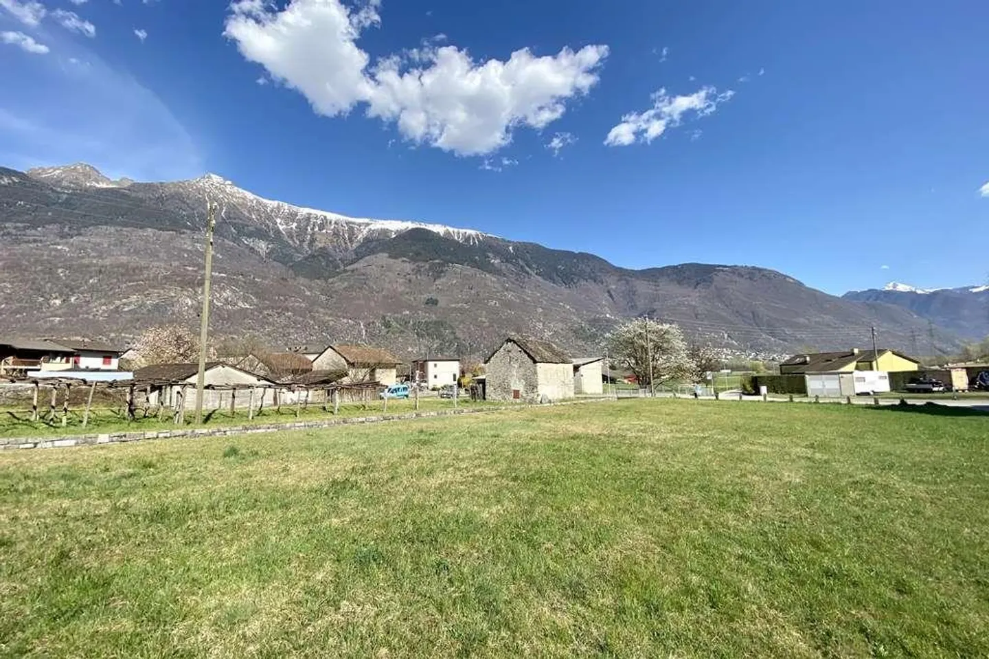 Terrain constructible de 1340m2 avec belle vue - Photo 1 sur 7