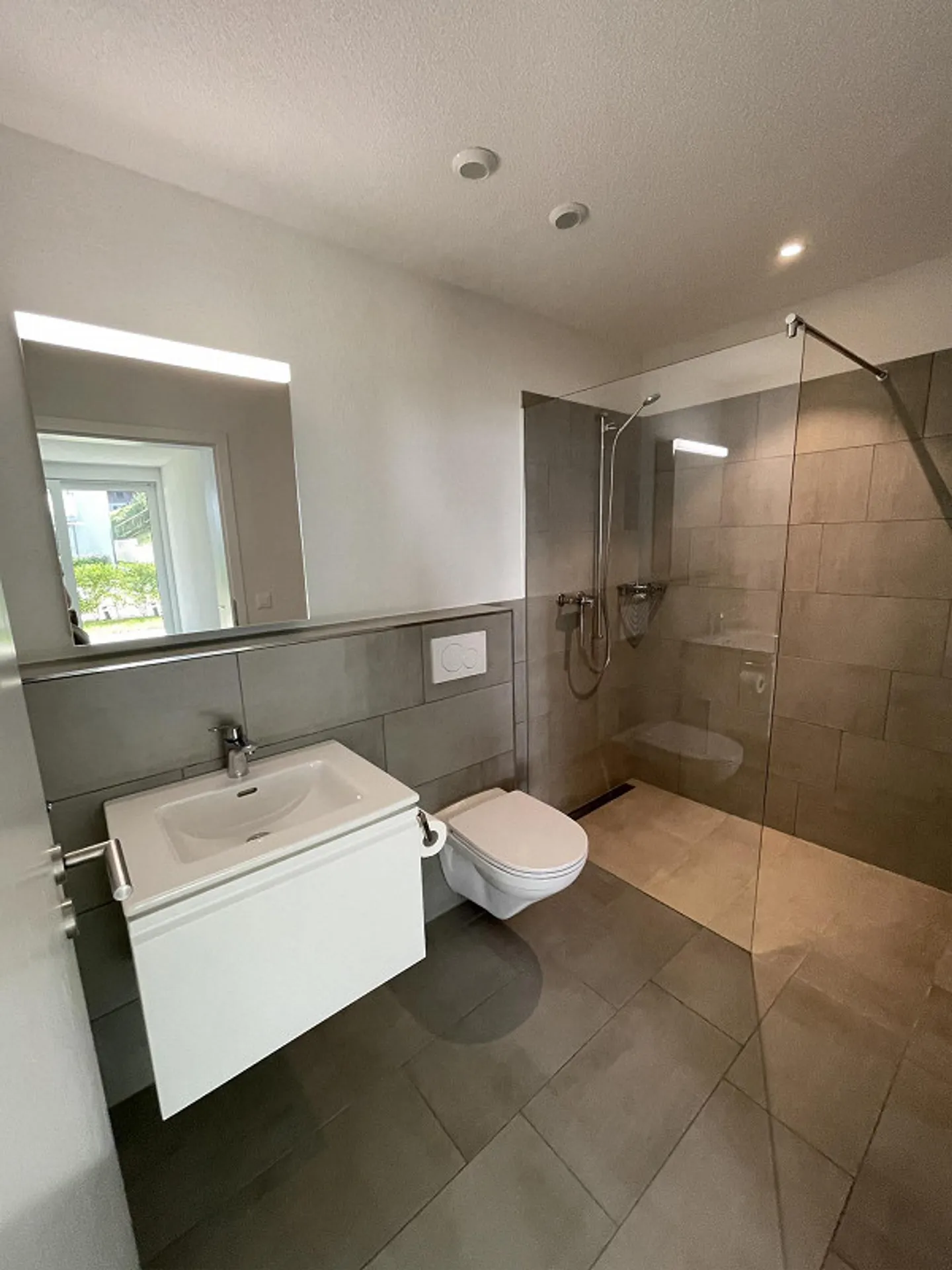 Appartamento 2.5 stanze come nuovo con grande balcone e elettrodomestici Miele - Foto 4 di 8