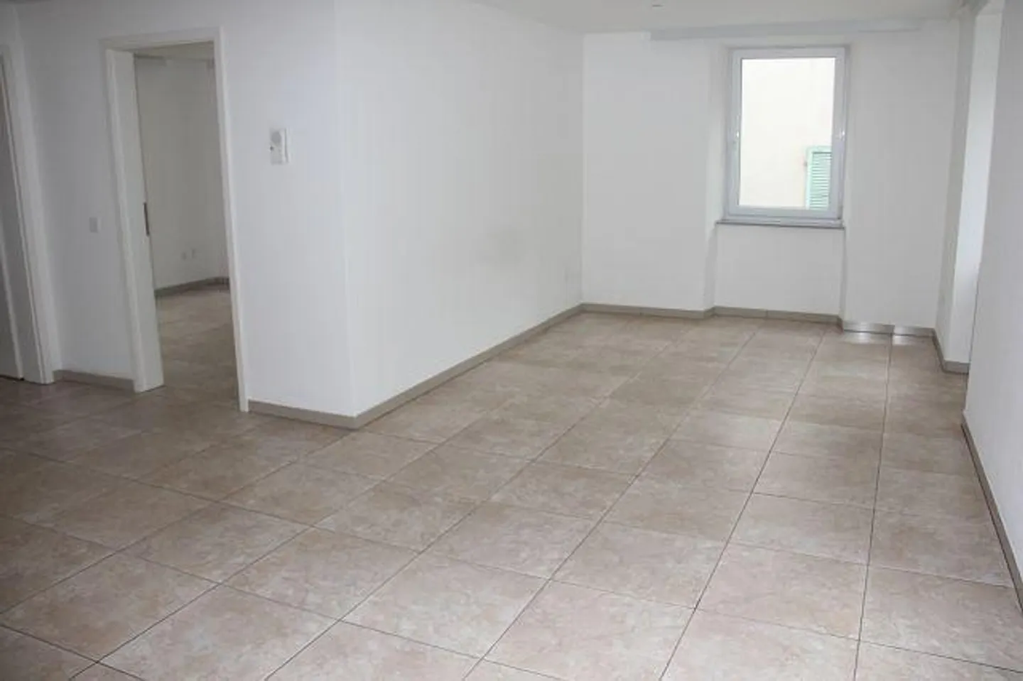 appartement de 2 pièces au 1er étage dans le centre du village - Photo 2 sur 12