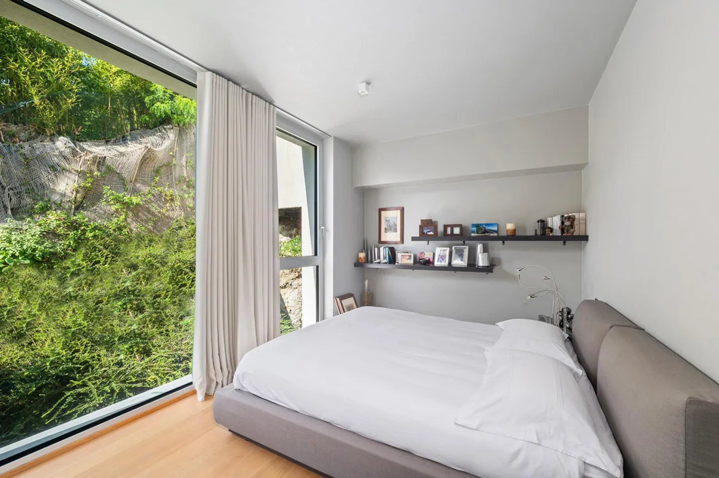 DESIGN VILLA PRIVACY AND LAKE VIEW - Photo 2 of 13