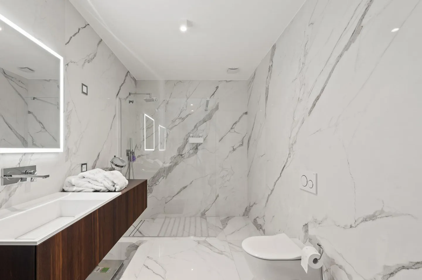 DESIGN VILLA PRIVACY AND LAKE VIEW - Photo 5 of 13