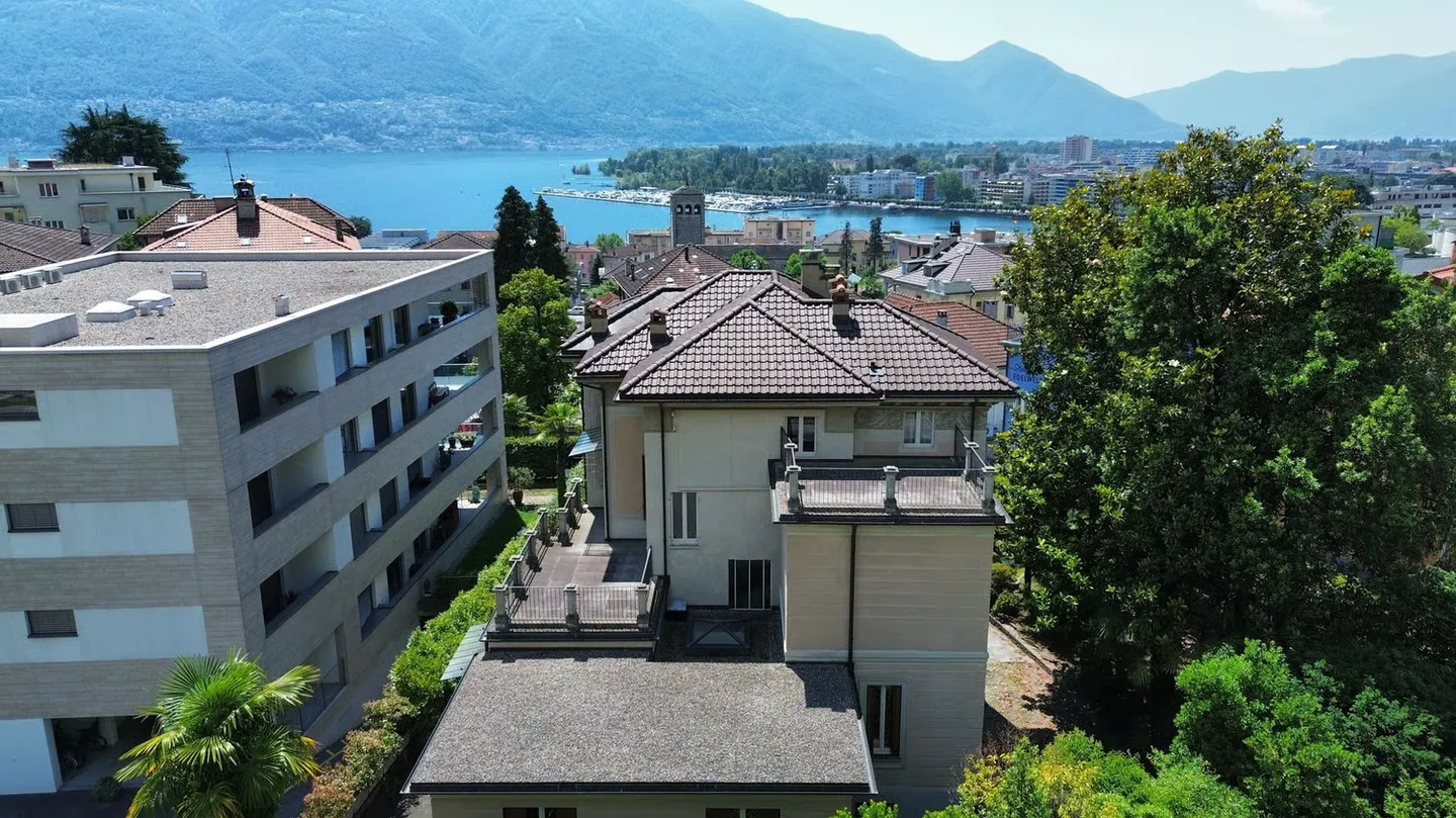 Charmante Dachwohnung mit Terrasse in einer historischen Villa - Photo 8 of 9