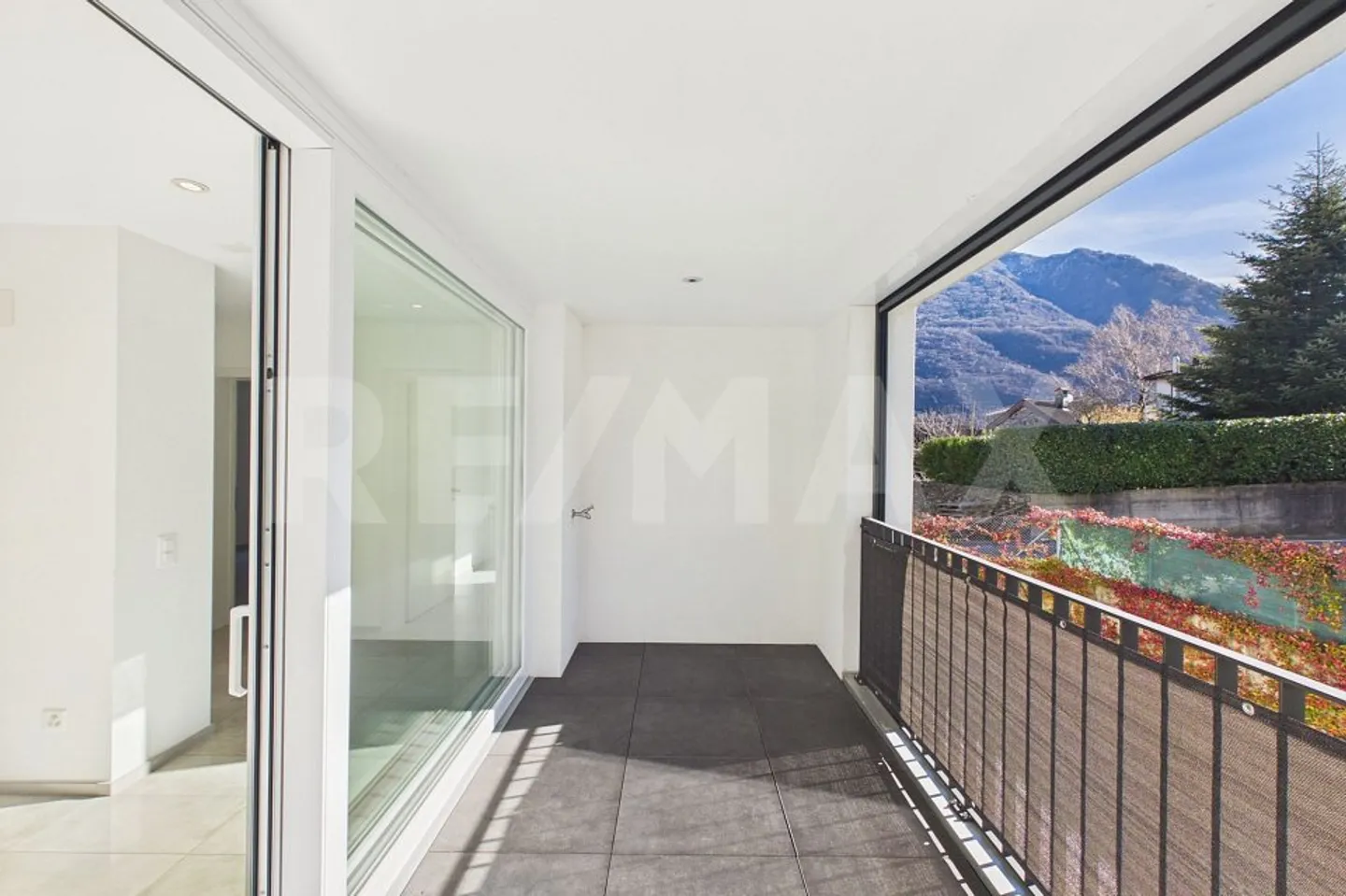 Modern 4½ Room Apartment on the Top Floor - Photo 1 of 13