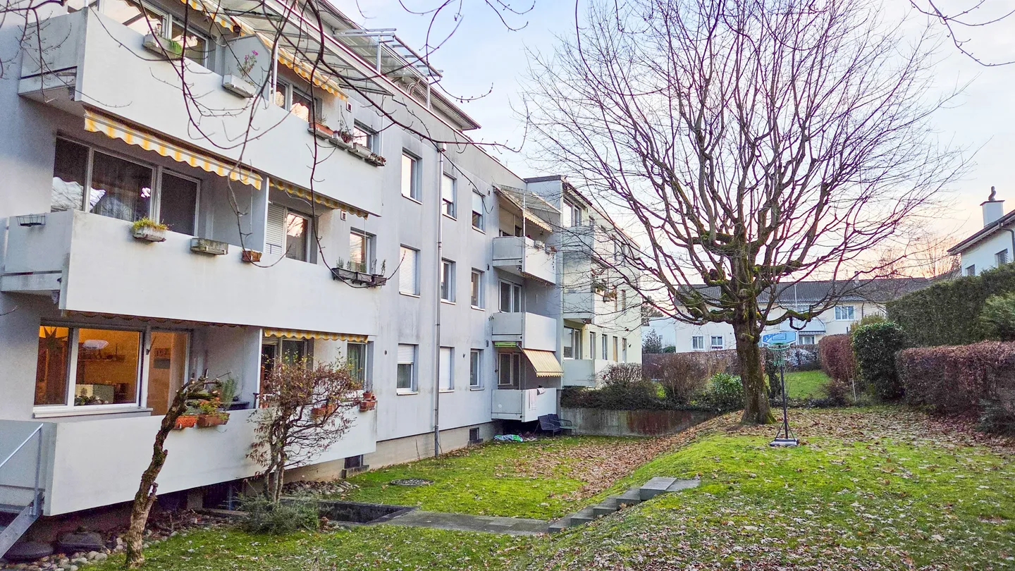Appartamento 3.5 stanze appena modernizzato con balcone a Binningen - Foto 1 di 13