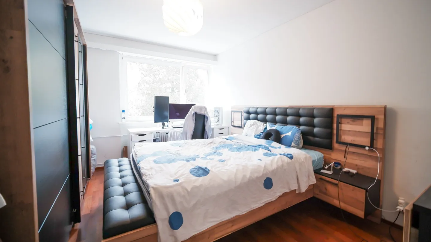 Appartamento 3.5 stanze appena modernizzato con balcone a Binningen - Foto 10 di 13