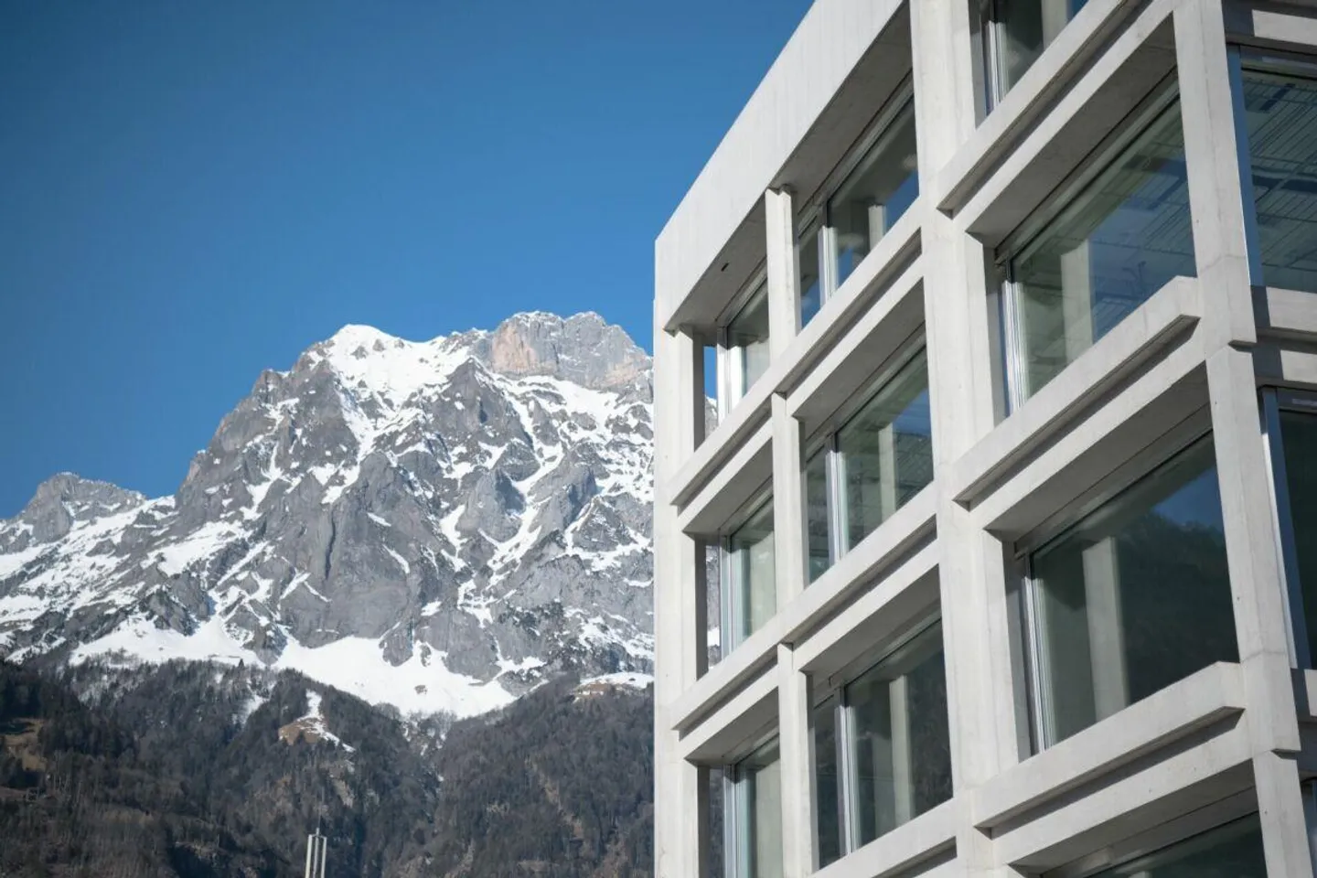 Espace commercial unique et à la pointe de la modernité directement à la gare d'Altdorf - Photo 2 sur 9