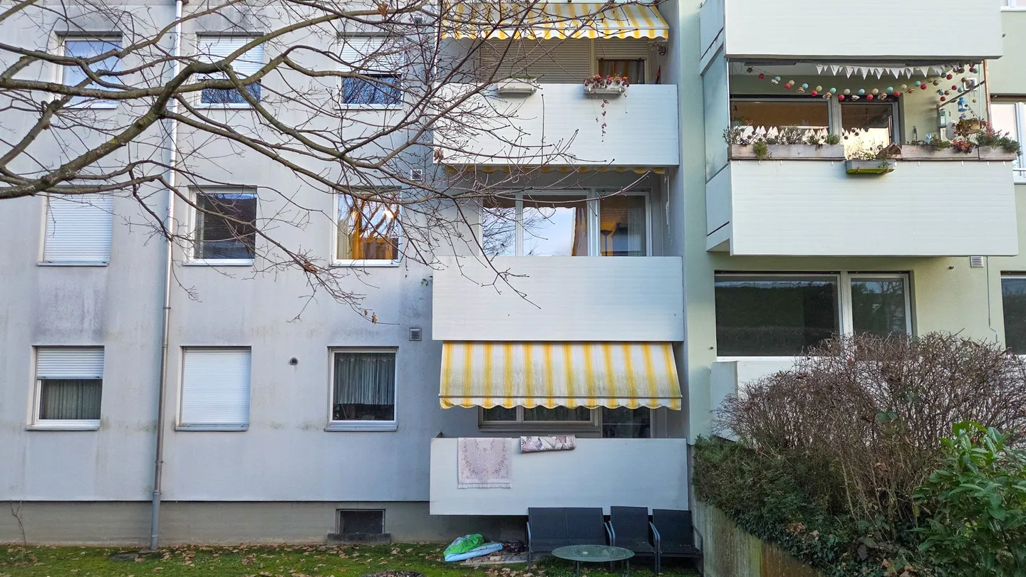 Appartamento 3.5 stanze appena modernizzato con balcone a Binningen - Foto 12 di 13