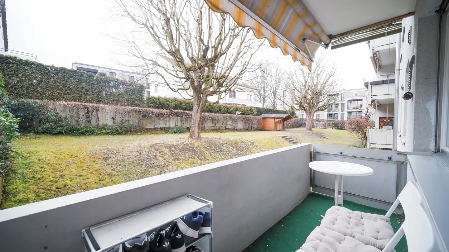 Appartamento 3.5 stanze appena modernizzato con balcone a Binningen - Foto 11 di 13